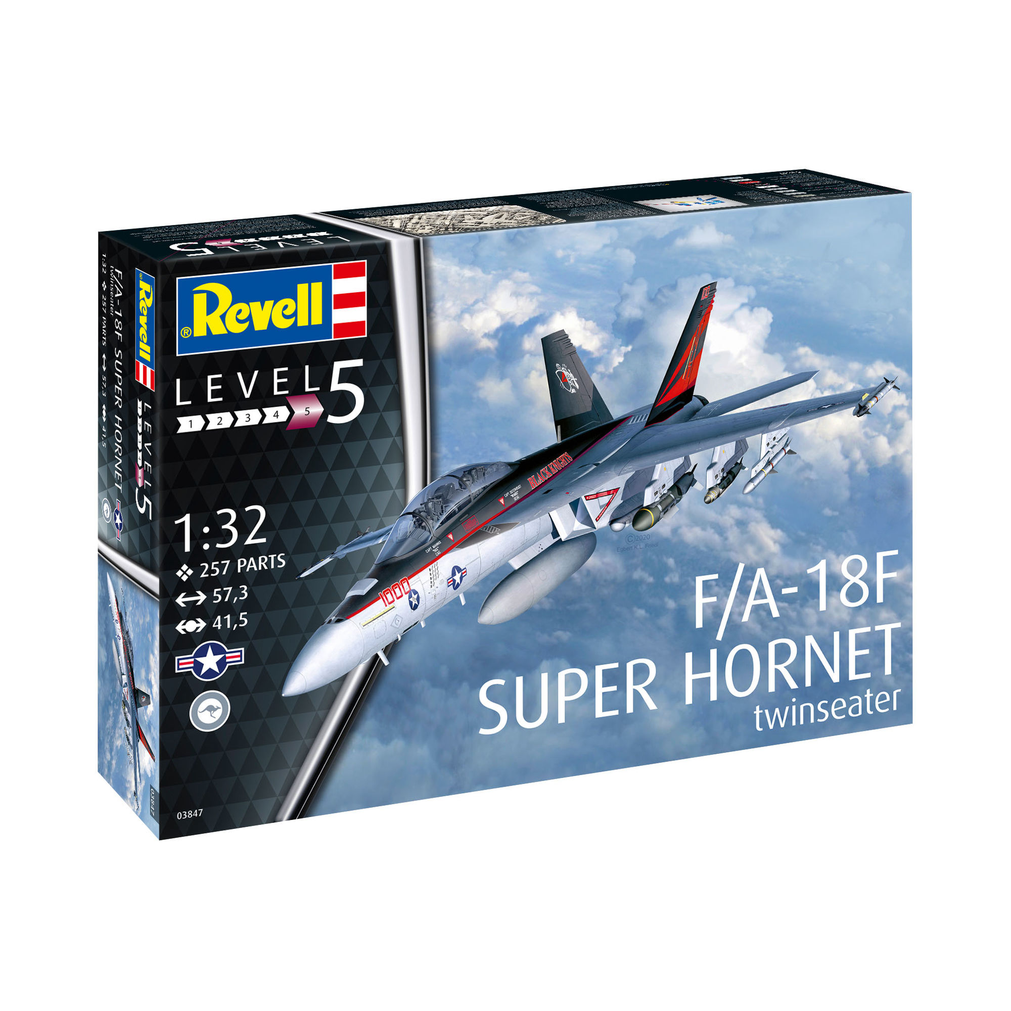 Model F/A-18F Super Hornet w skali 1:32 na tle opakowania