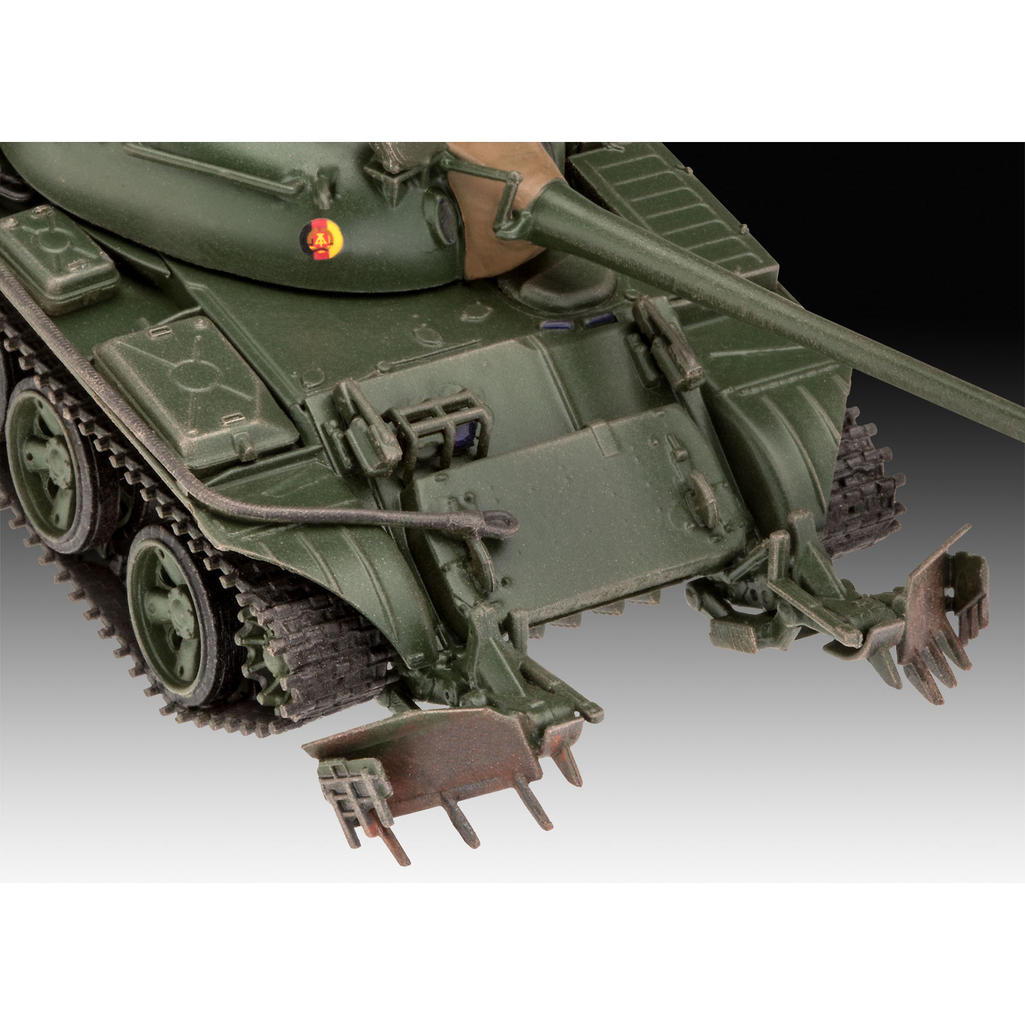 Zbliżenie modelu T-55A/AM z osprzętem do oczyszczania min