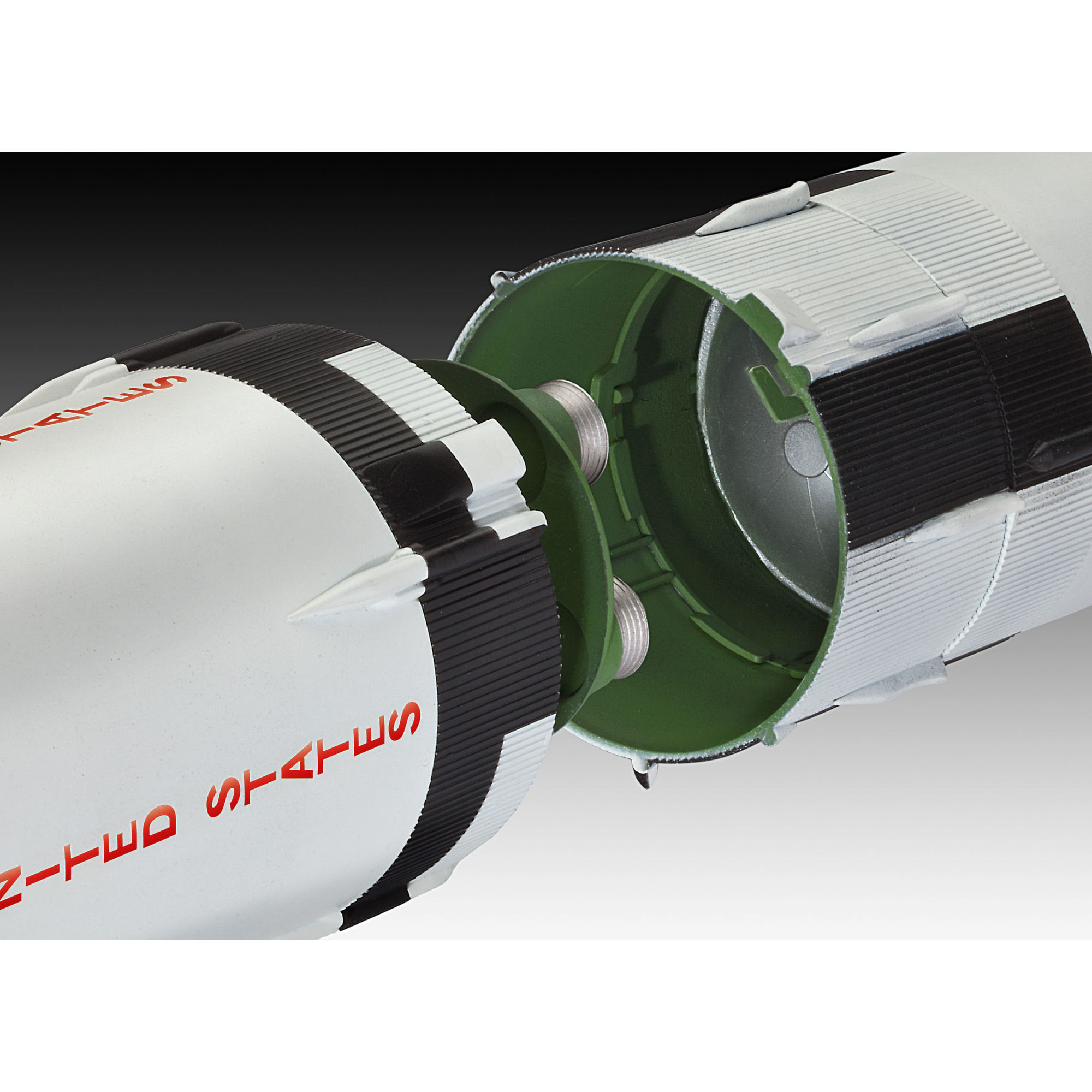 Zbliżenie połączenia stopni modelu Saturn V