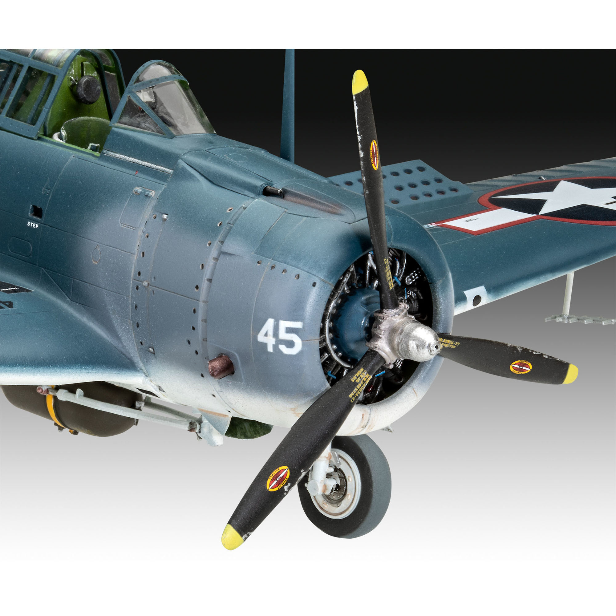 Zbliżenie modelu SBD-5 Dauntless z silnikiem i śmigłem