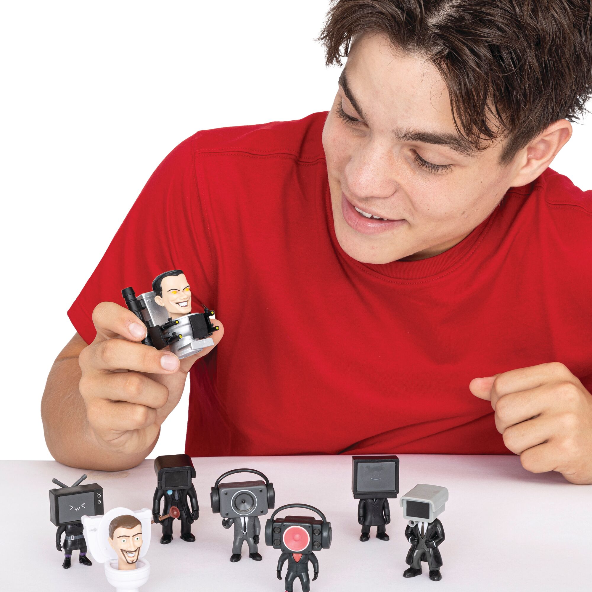 Mini figurki Skibidi Toilet podczas zabawy i kolekcjonowania