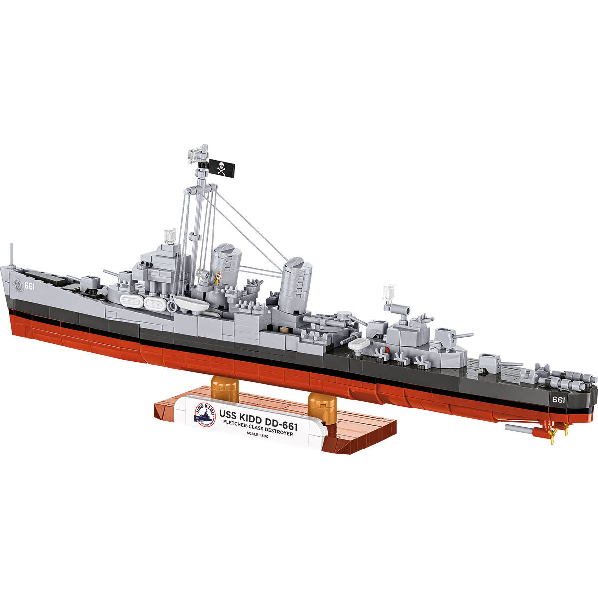 Boczny widok modelu USS Kidd z piracką flagą