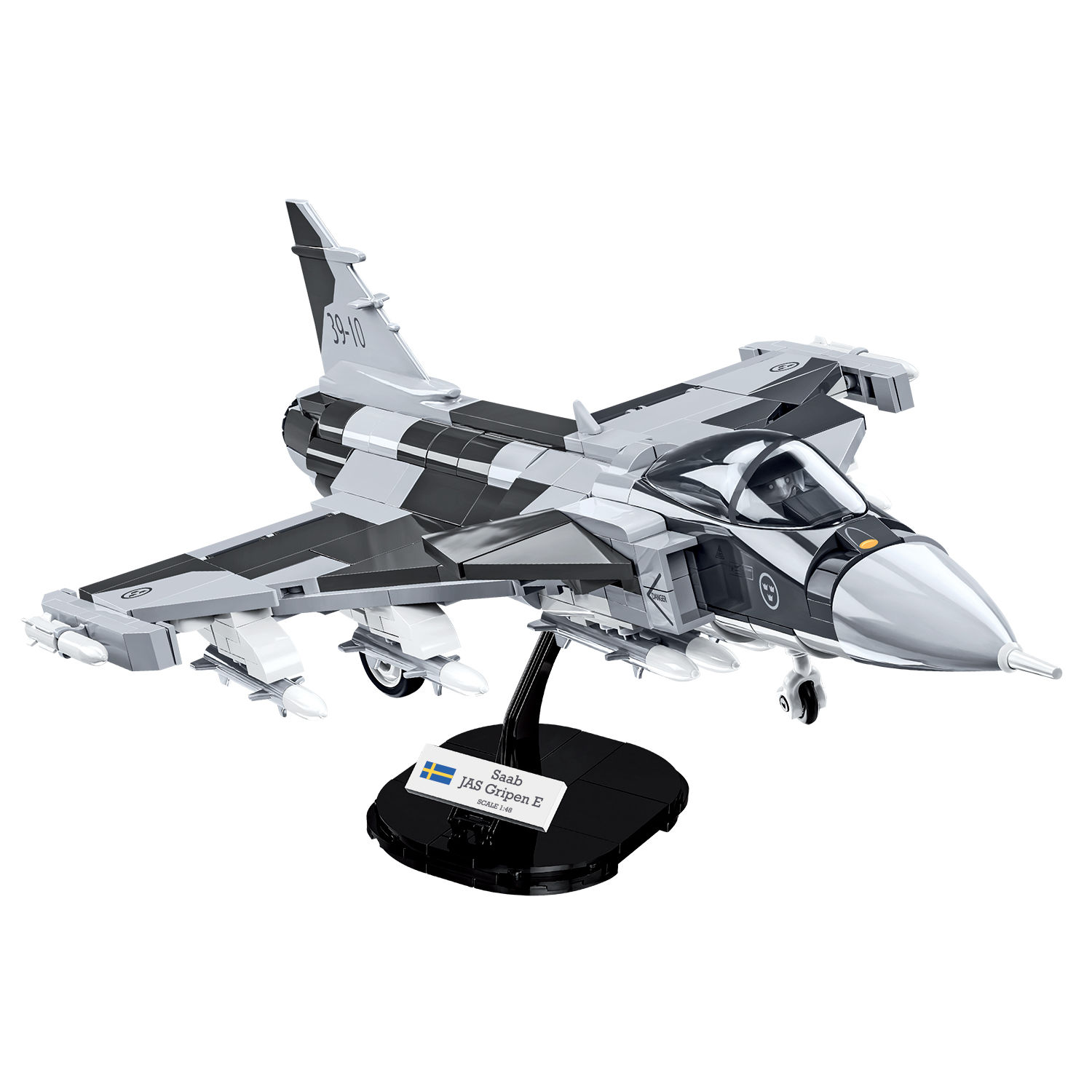 Zbudowany model Gripen E na podstawce ekspozycyjnej