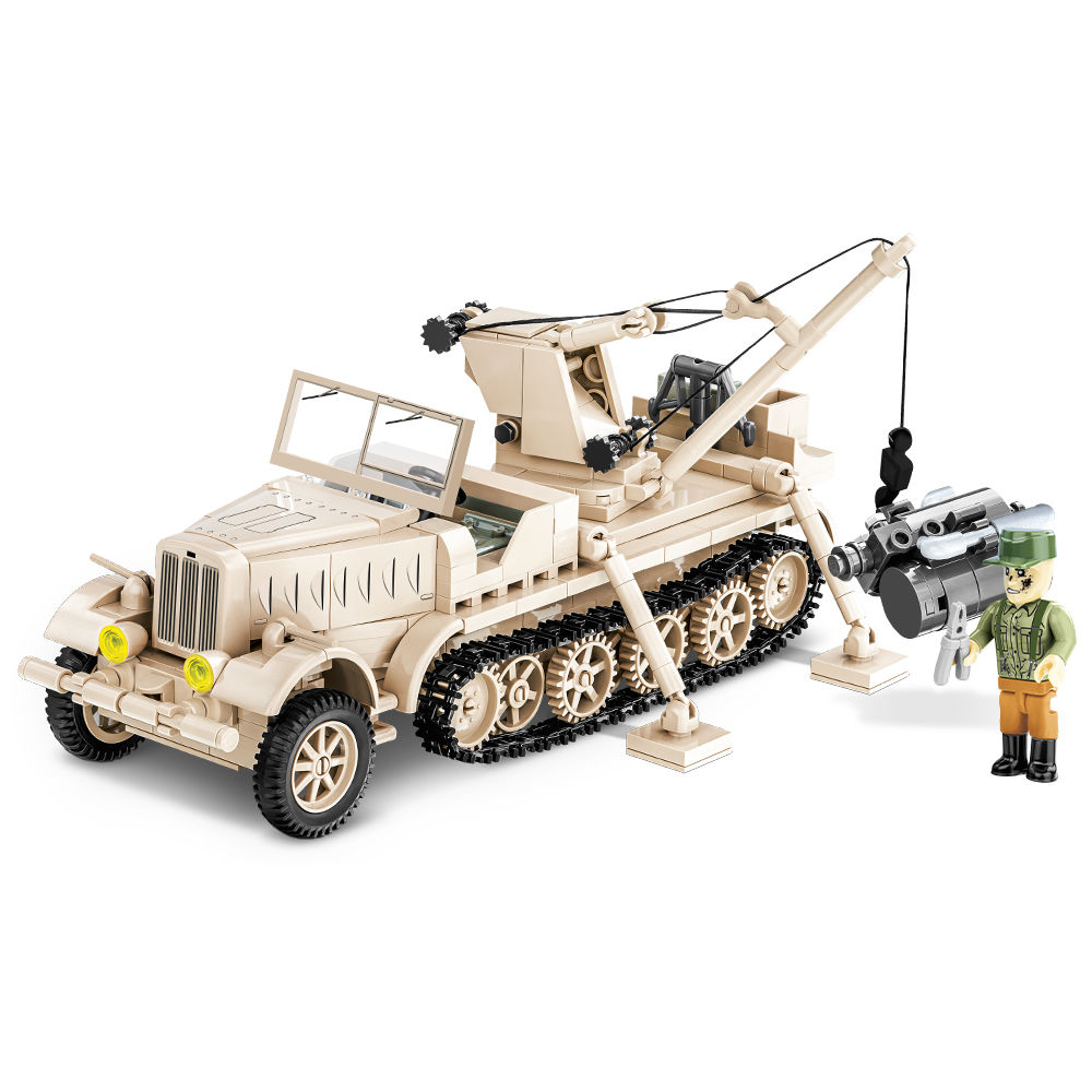 Zbudowany model FAMO z figurką mechanika i podwieszonym silnikiem