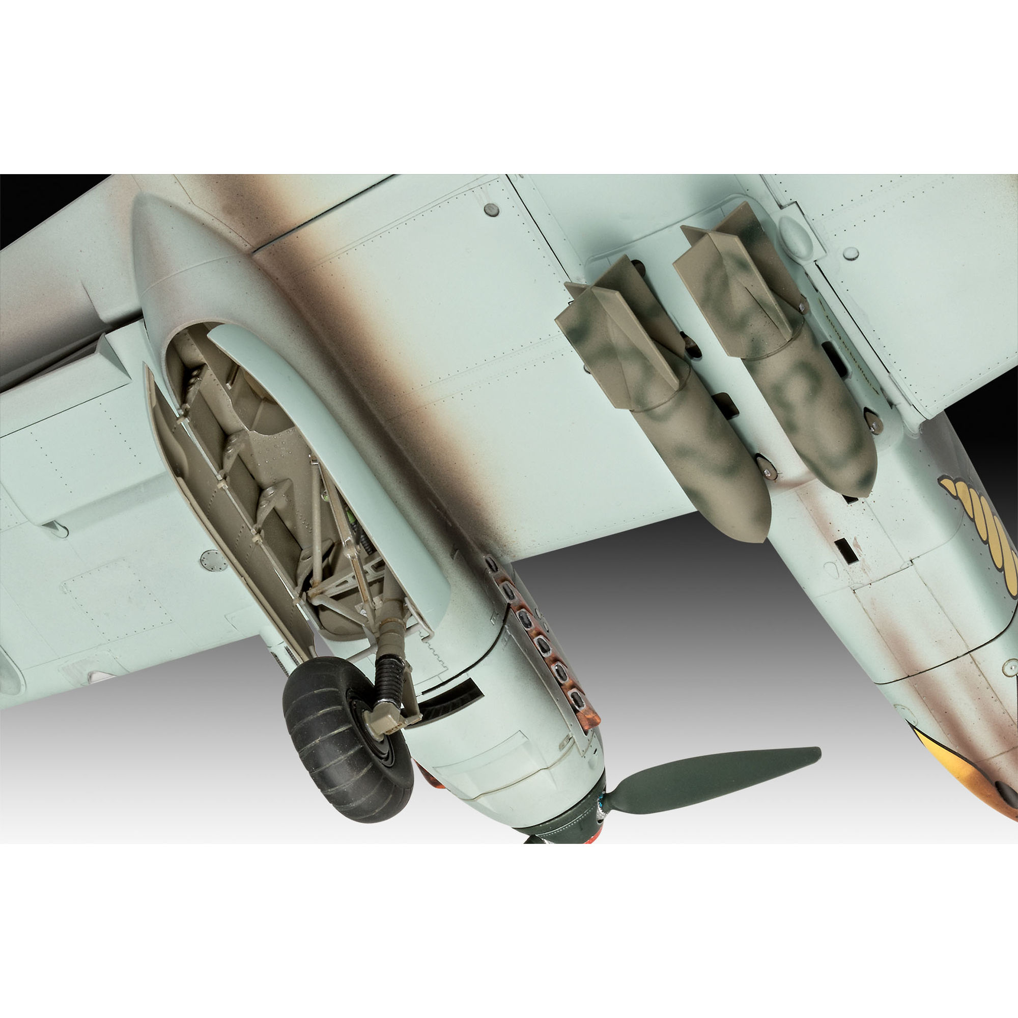 Spód modelu z podwoziem i bombami SC50 oraz SC500