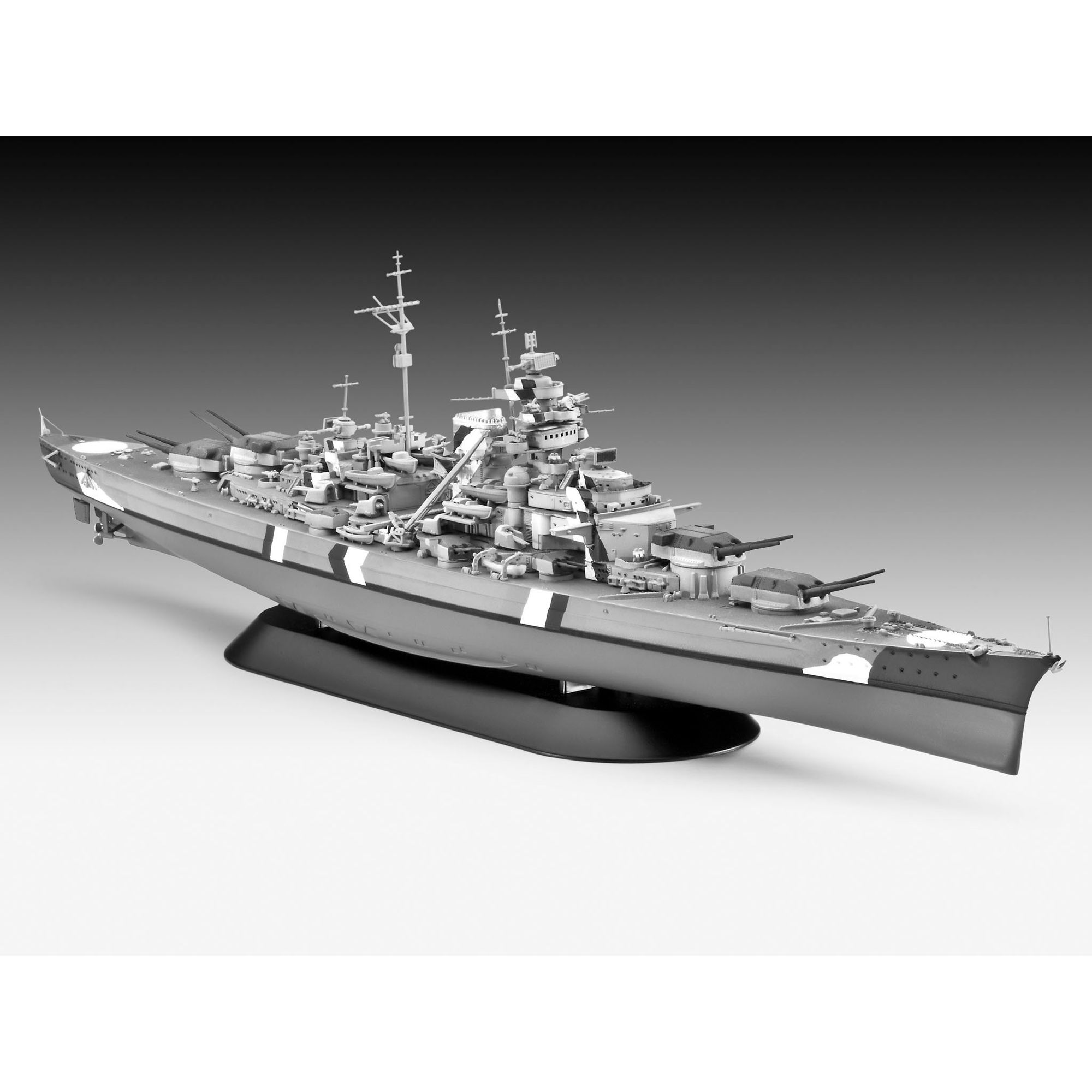 Model pancernika Bismarck na stojaku ekspozycyjnym