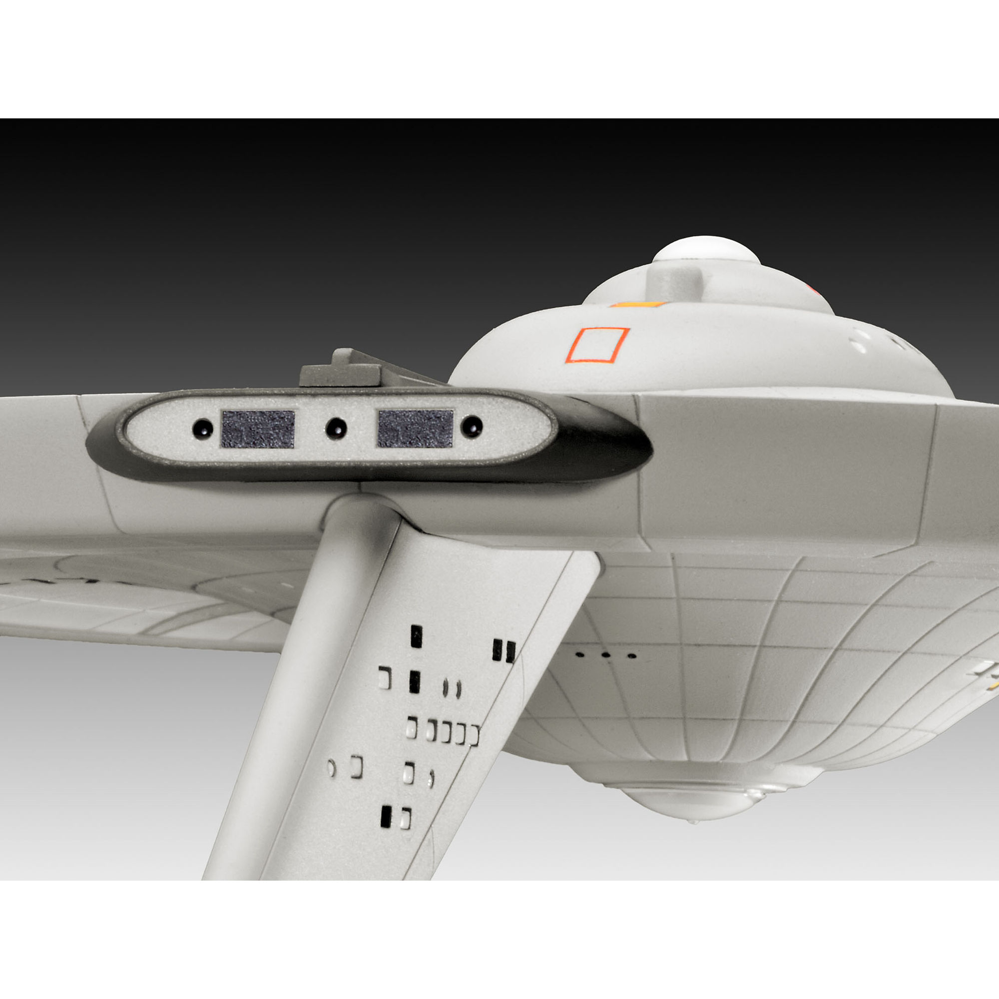 Detal kadłuba modelu U.S.S. Enterprise