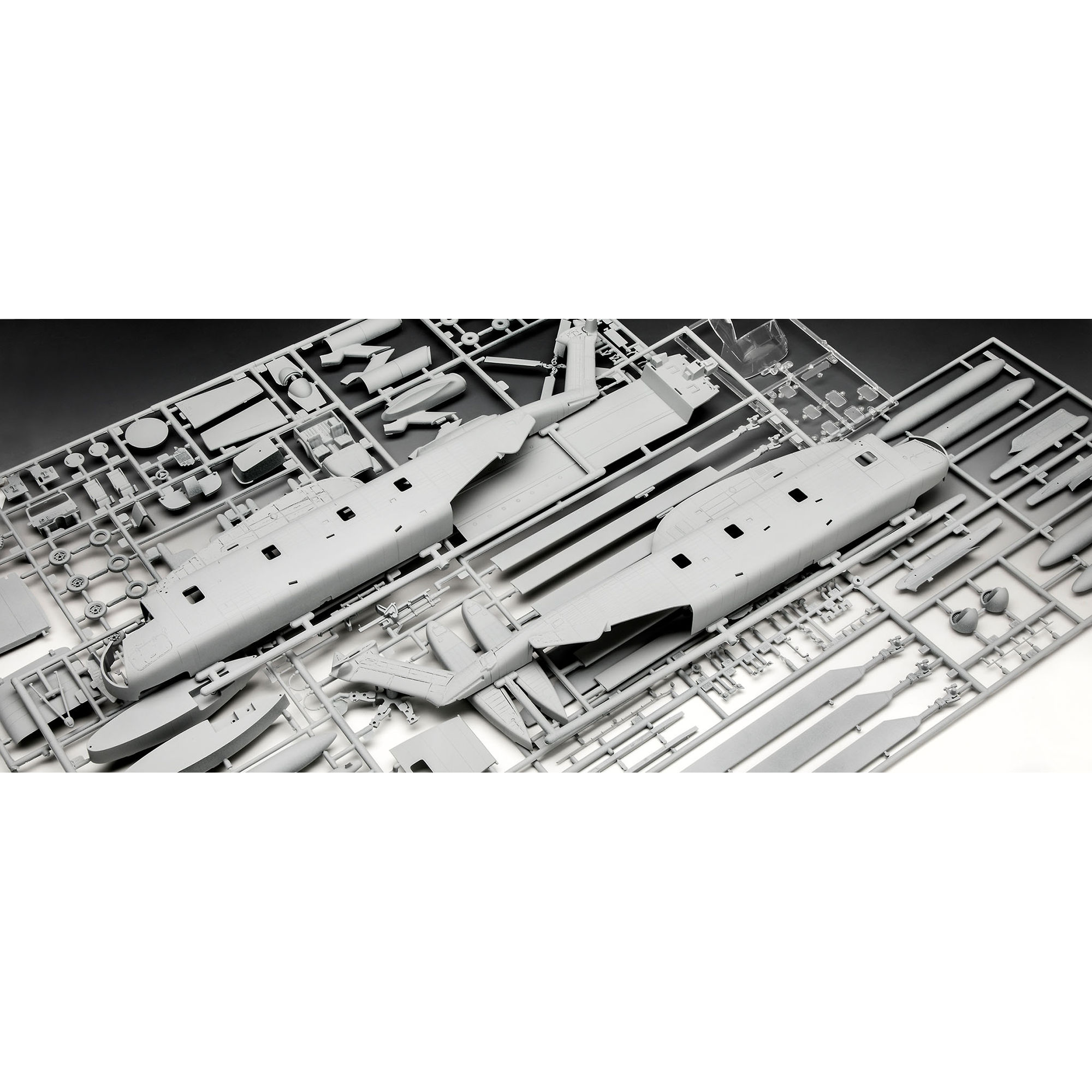 Elementy modelu CH-53 na ramkach montażowych