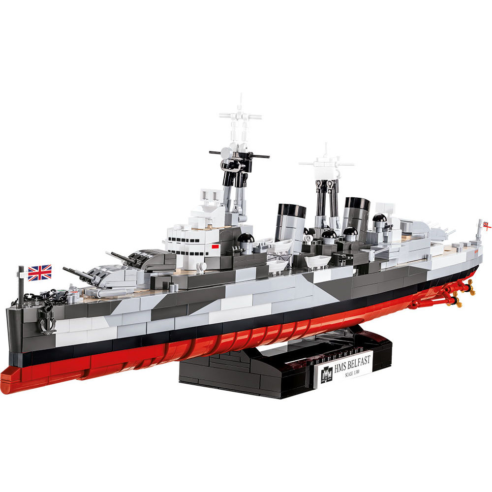 Model krążownika HMS Belfast z podstawką ekspozycyjną