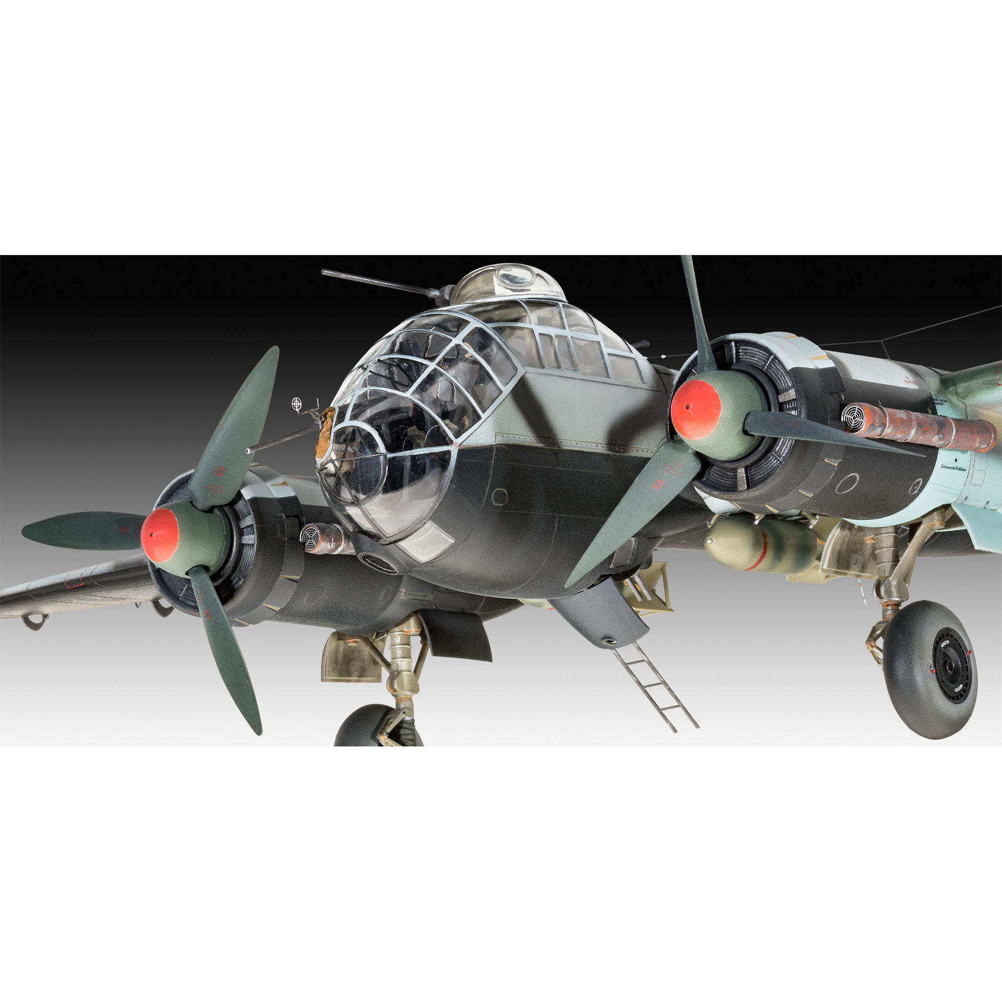 Detal przedniej części modelu Junkers Ju 188 z silnikami i podwoziem
