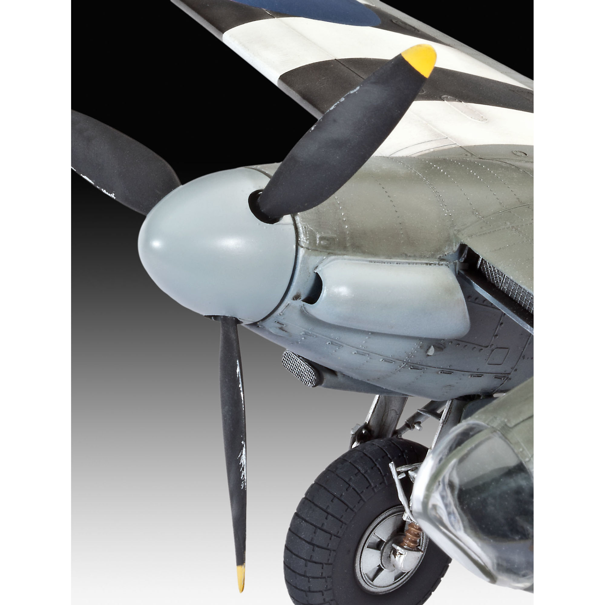 Zbliżenie silnika, śmigła i podwozia modelu Mosquito Mk.IV