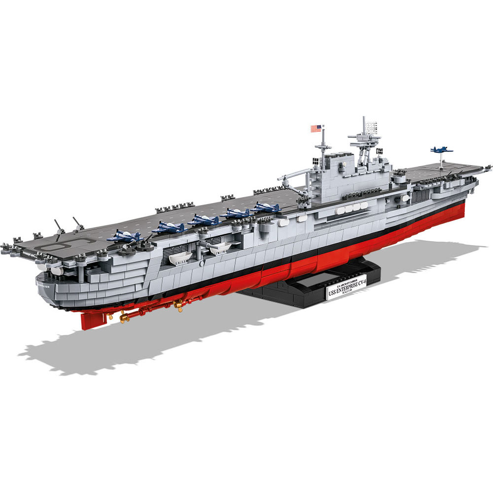 USS Enterprise zbudowany z klocków na podstawce ekspozycyjnej