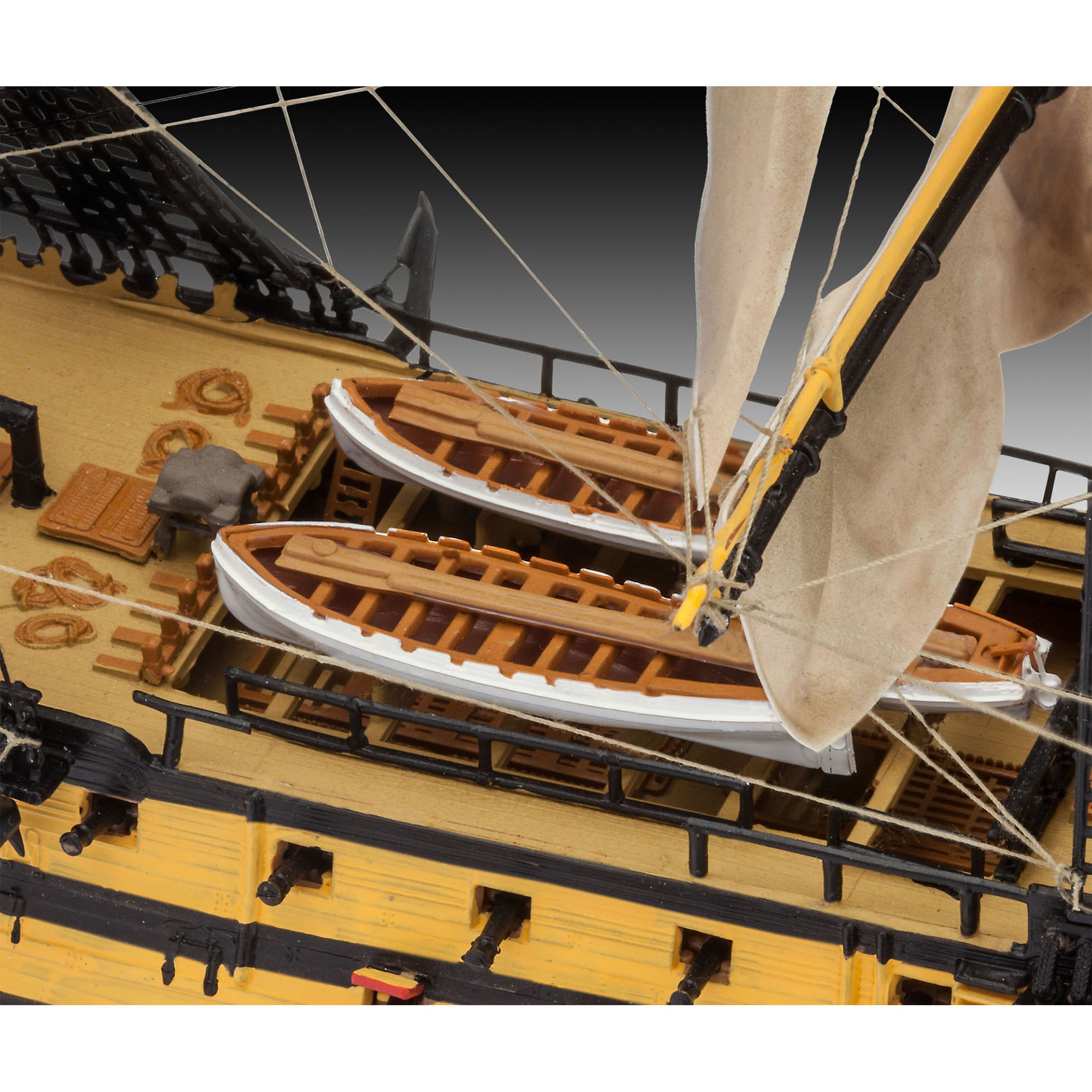 Szczegół pokładu modelu HMS Victory z łodziami i działami
