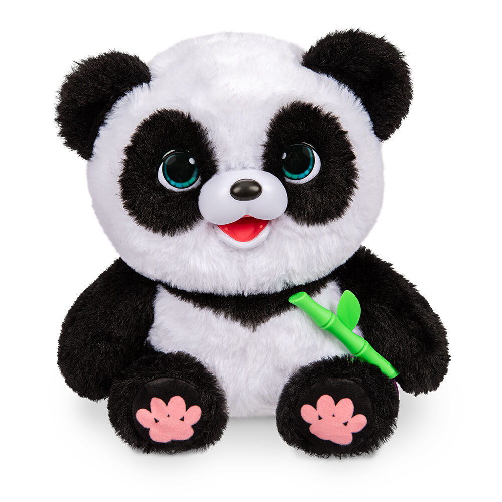 Puszysta panda ChuChu trzymająca bambusowy patyczek