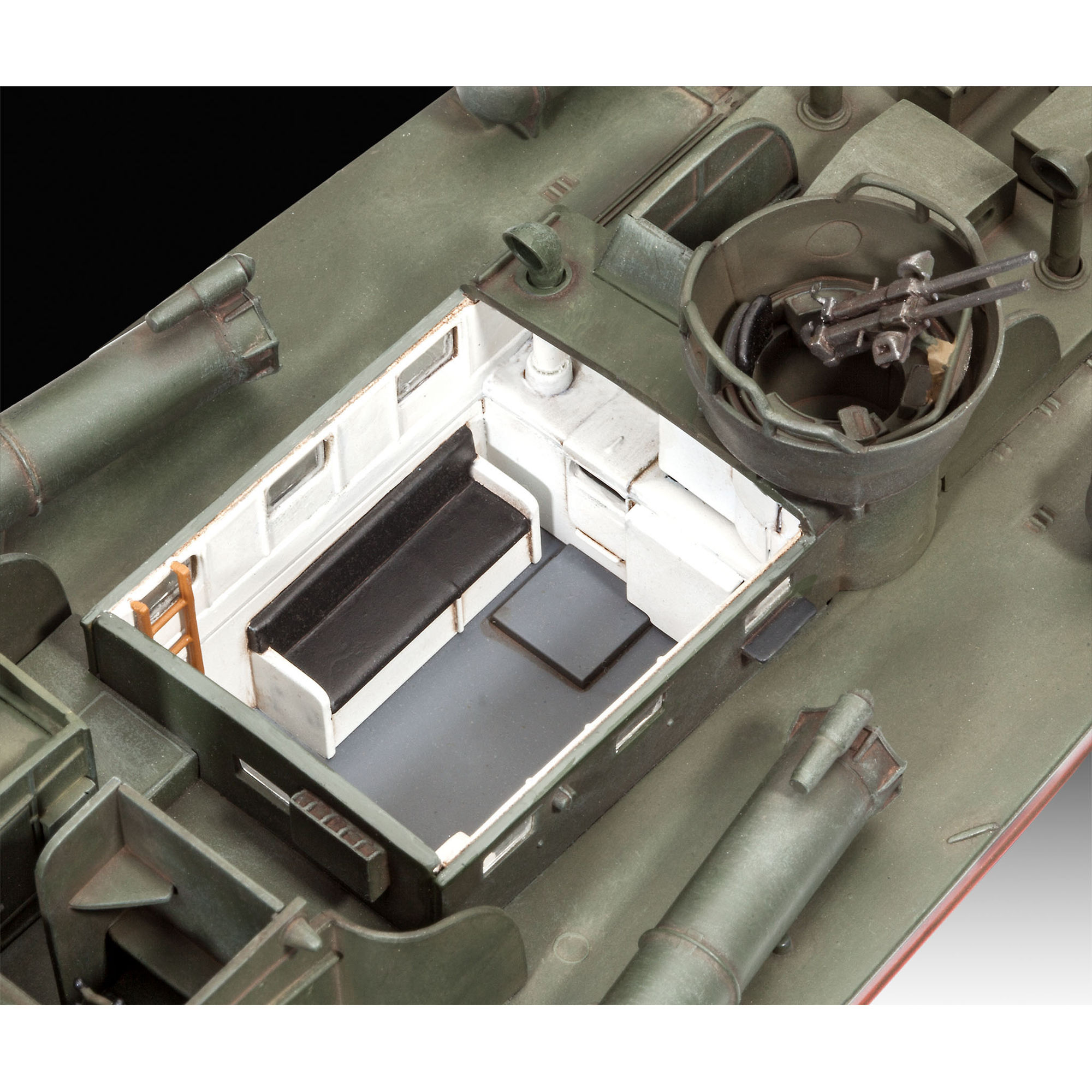 Detal wnętrza złożonego modelu kutra PT-109