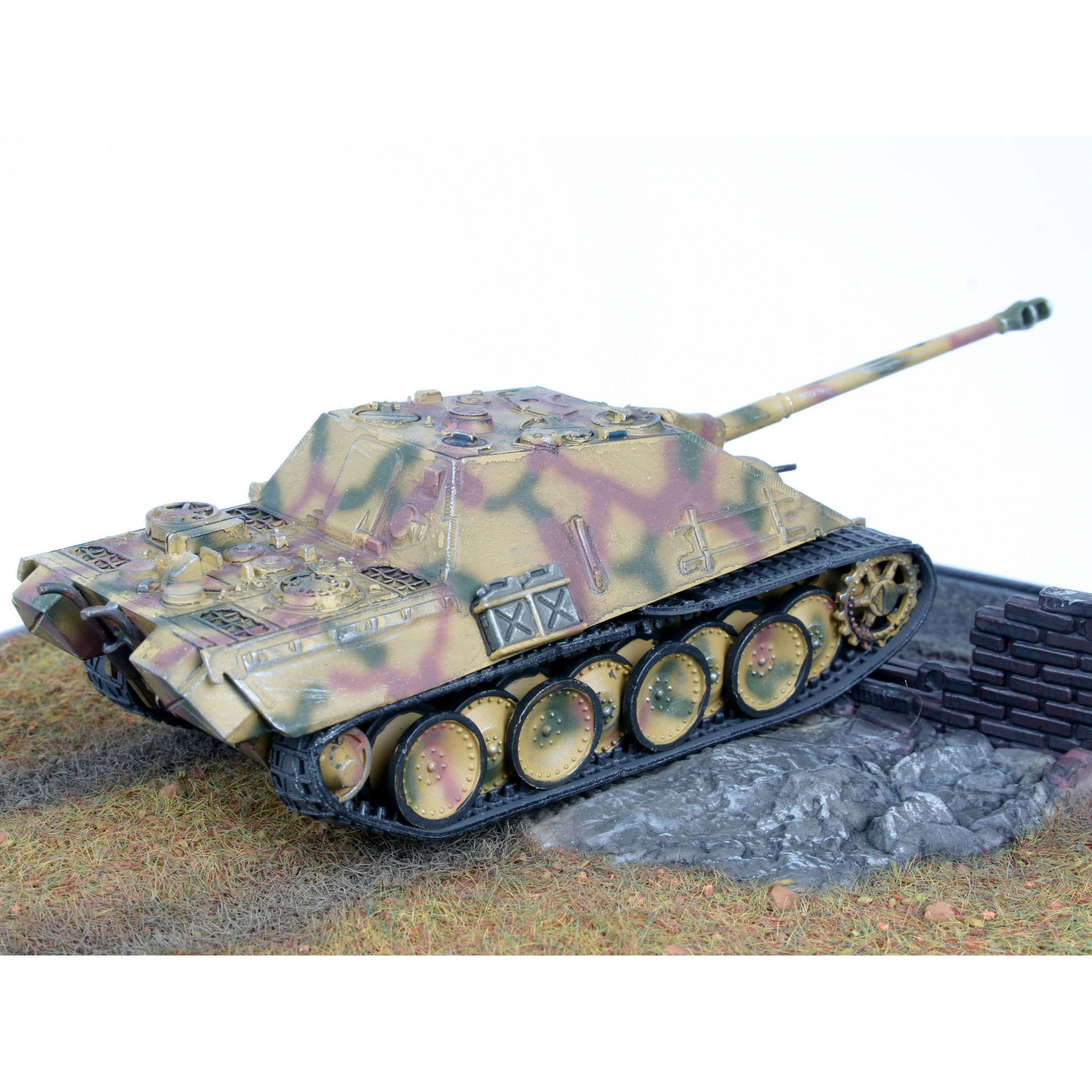 Boczny widok modelu Jagdpanther z detalami gąsienic
