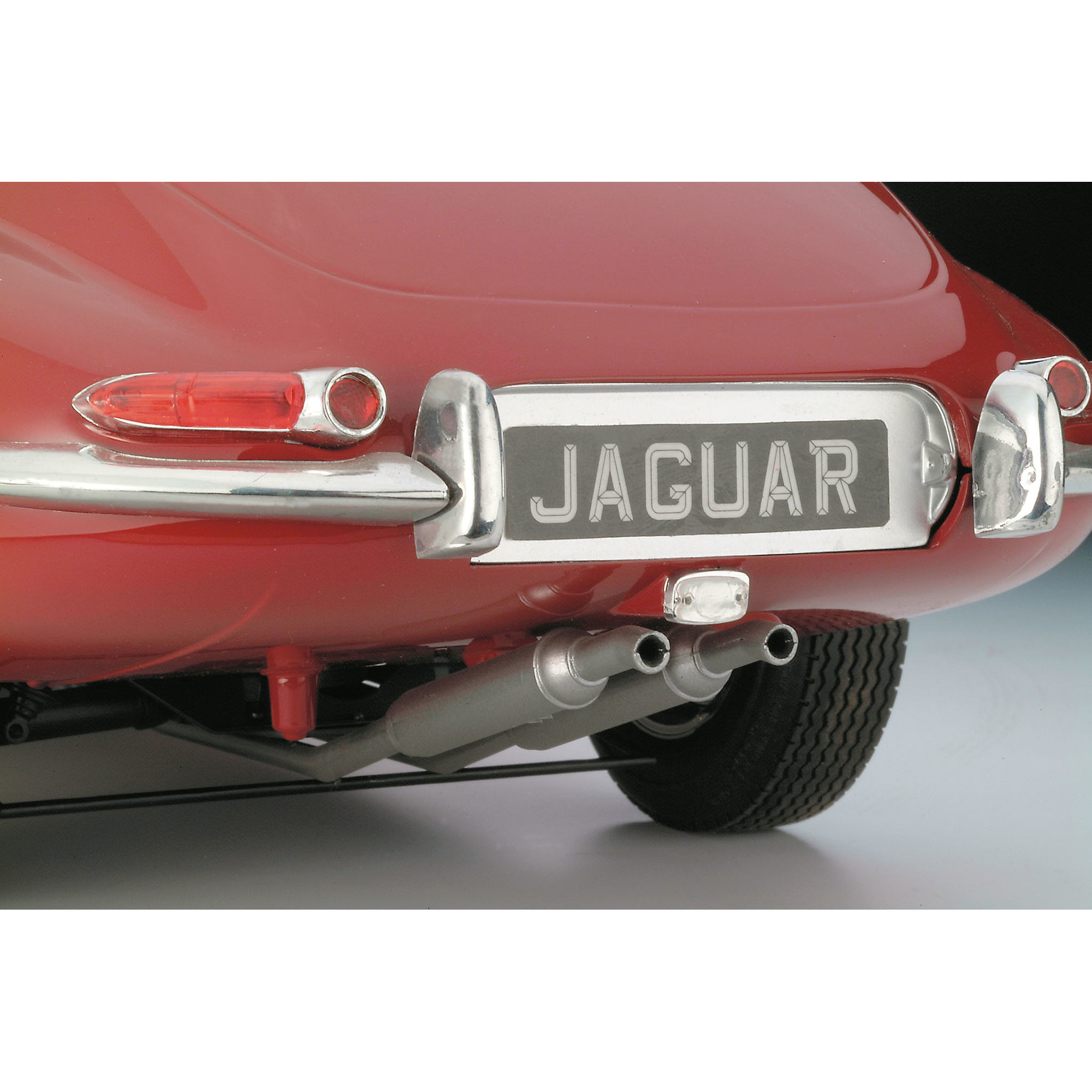 Tył modelu Jaguara E-Type z detalami oznaczeń i układu wydechowego