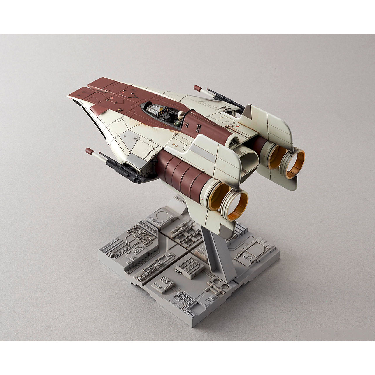 Tył modelu A-wing z widocznymi silnikami