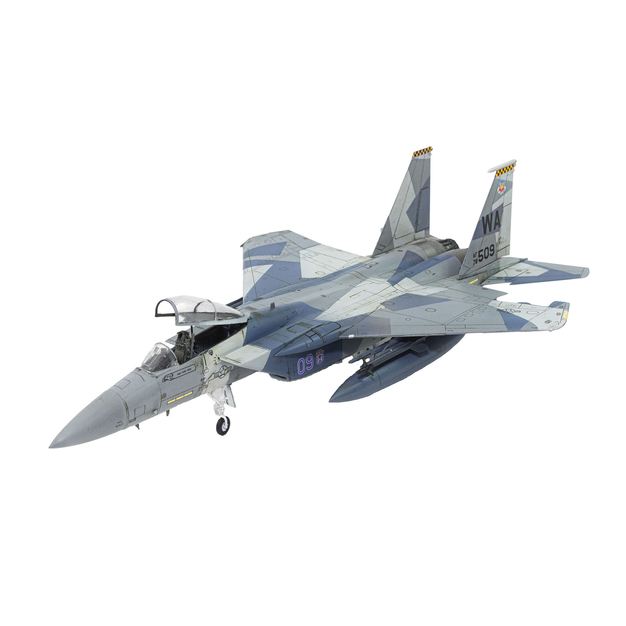 Zmontowany model Boeing F-15C Eagle z widocznym uzbrojeniem i podwoziem