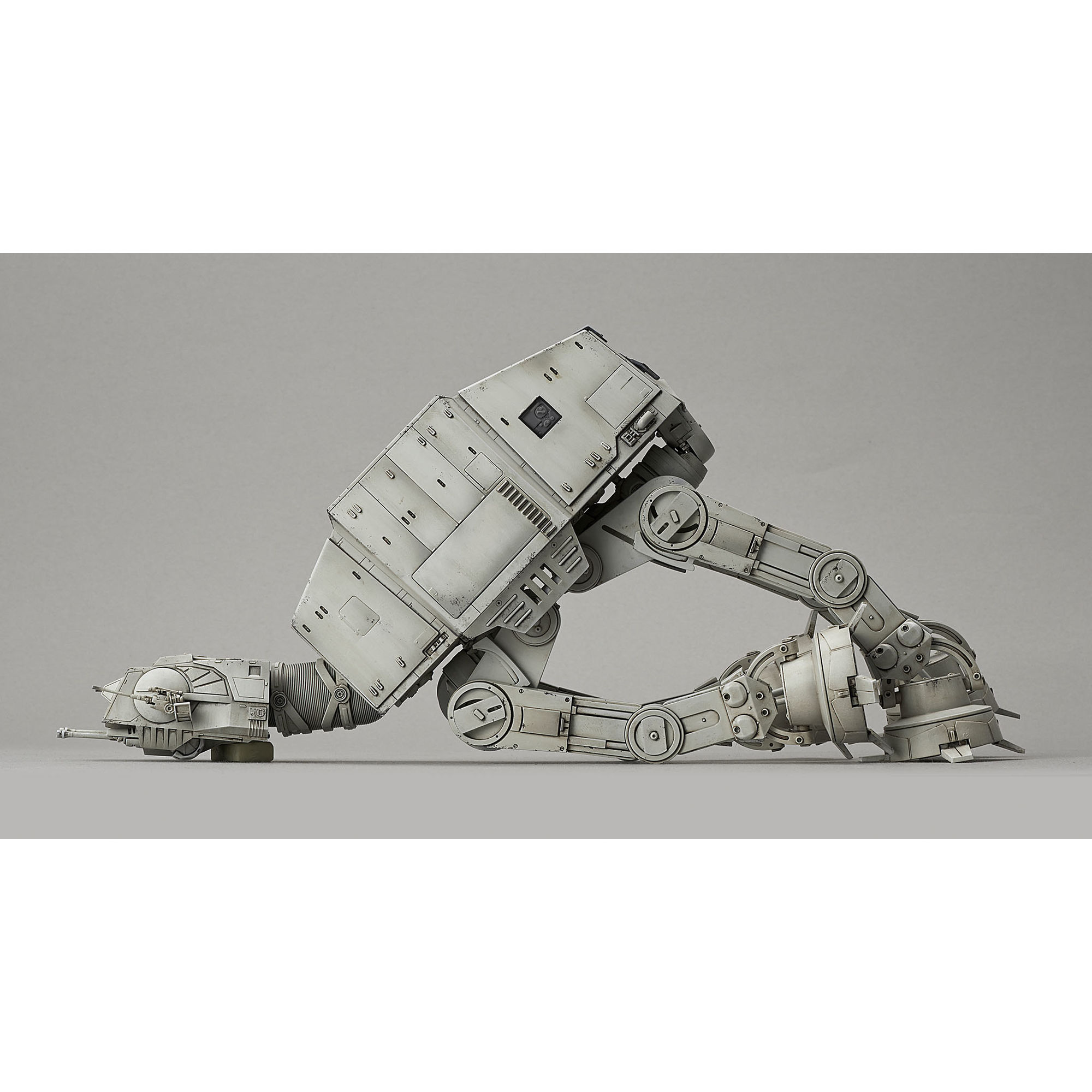 Model AT-AT przedstawiony w pozycji leżącej