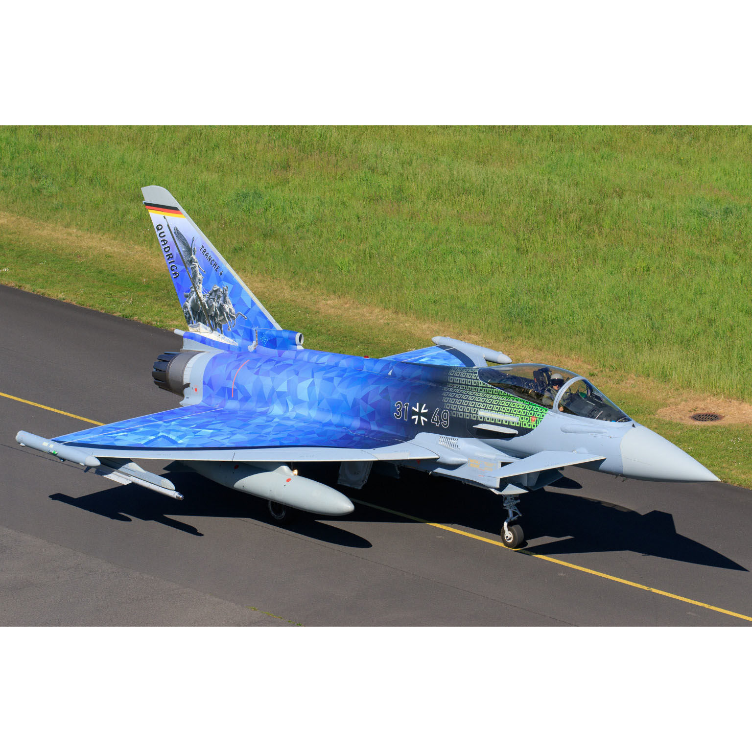 Eurofighter Typhoon w dekoracji Luftwaffe 2020 Quadriga podczas postoju na płycie lotniska