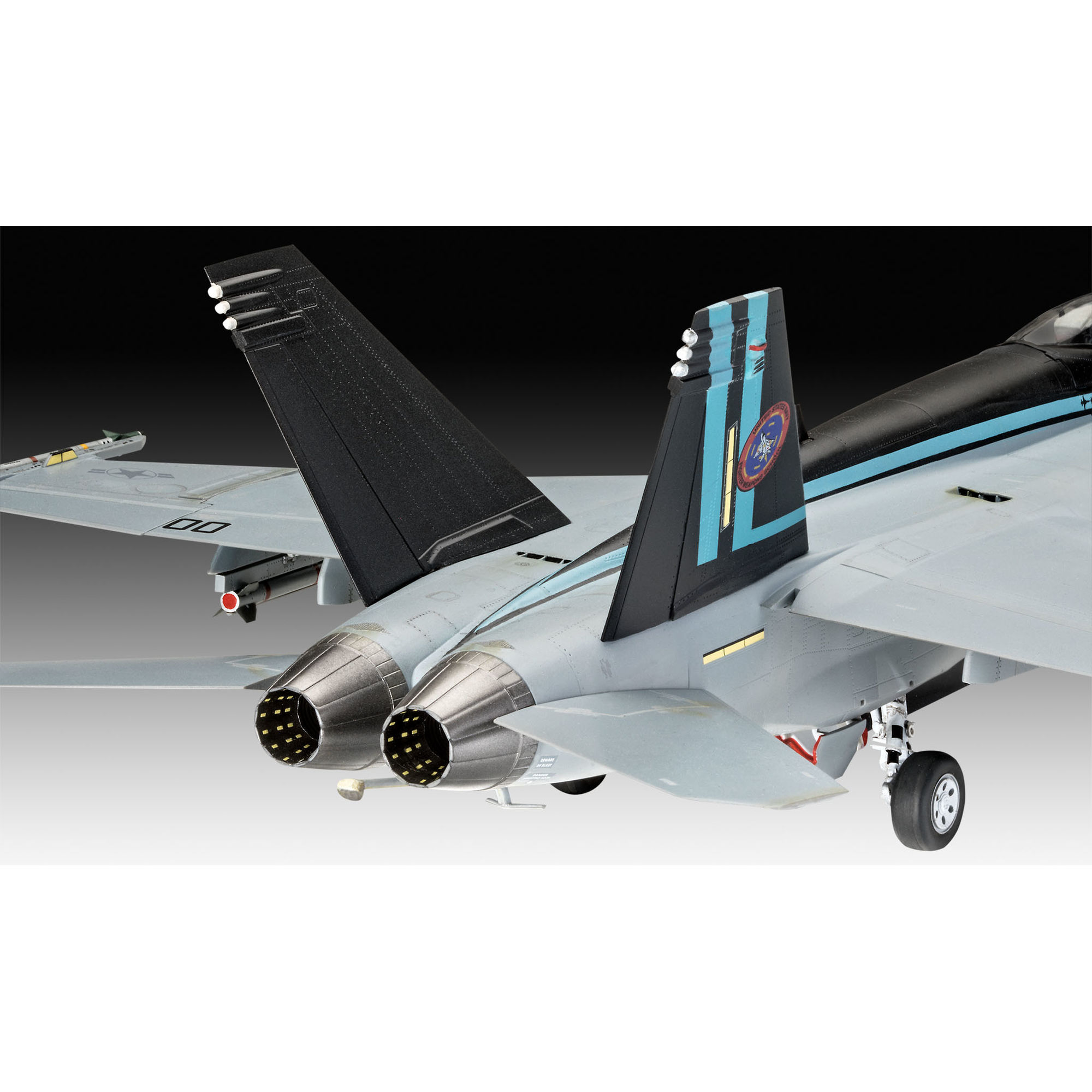 Tył modelu F/A-18E Super Hornet z widocznymi silnikami i statecznikami