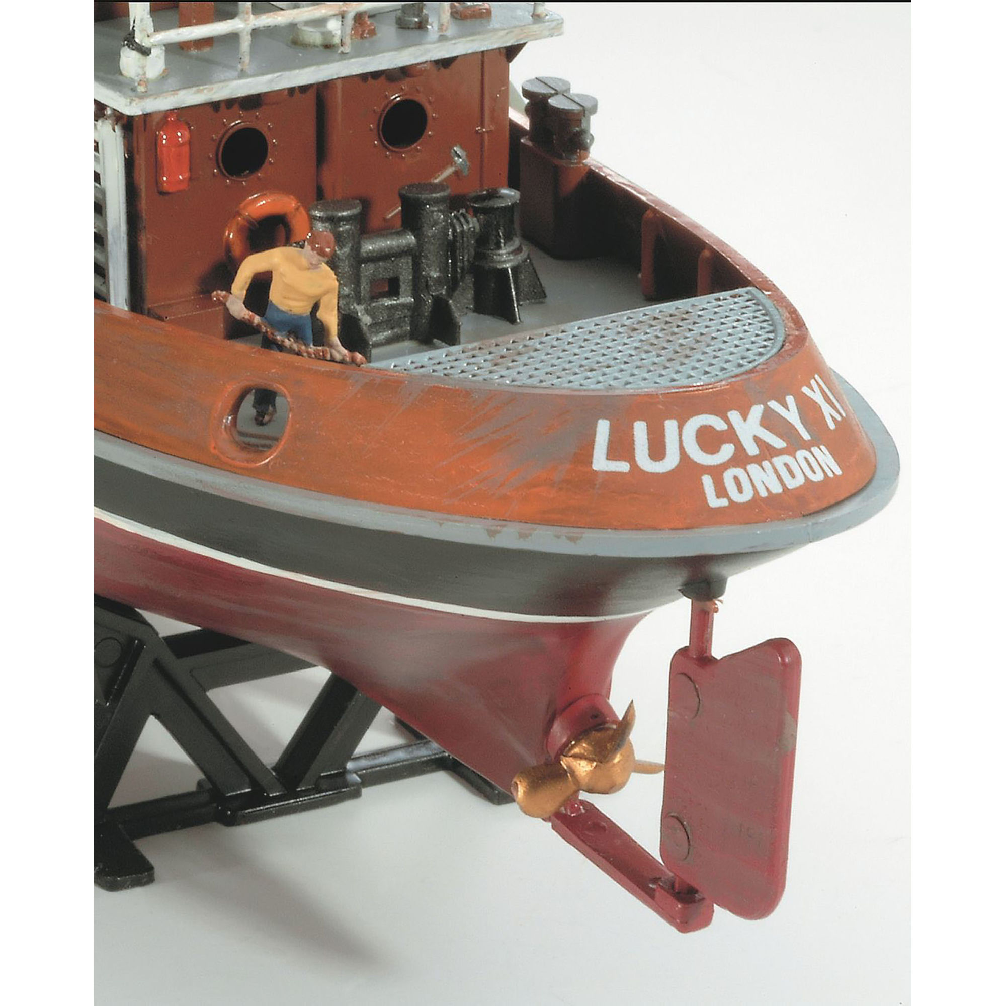 Detal dziobu i śruby modelu holownika LUCKY XI