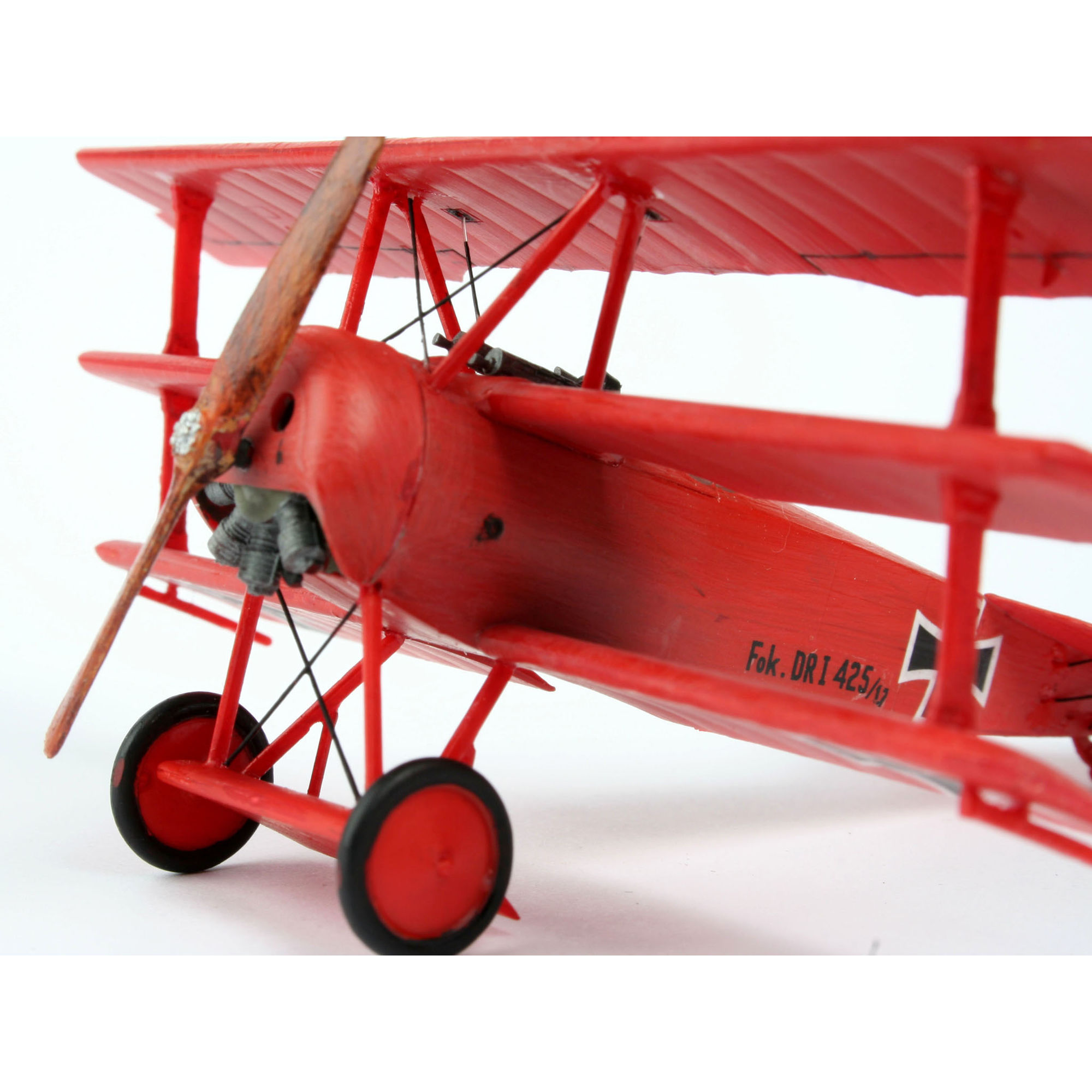 Przód modelu Fokker Dr.1 z silnikiem i śmigłem