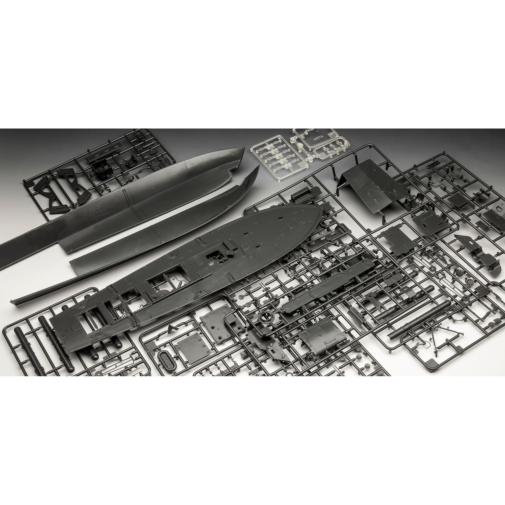 Elementy plastikowe zestawu modelarskiego PT-160 przed montażem