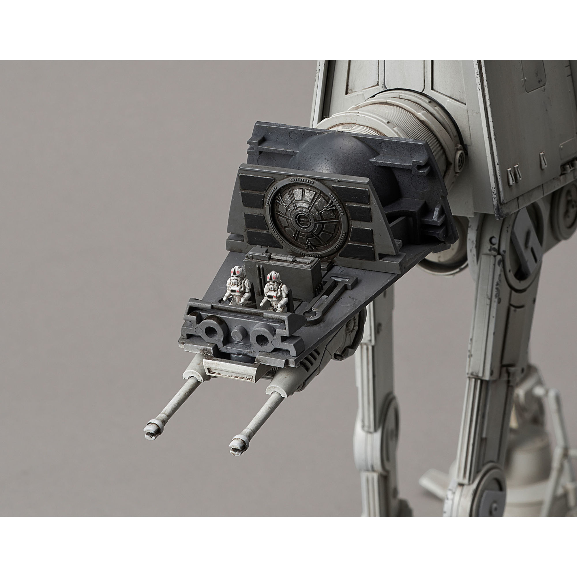 Kokpit modelu AT-AT z siedzącymi pilotami