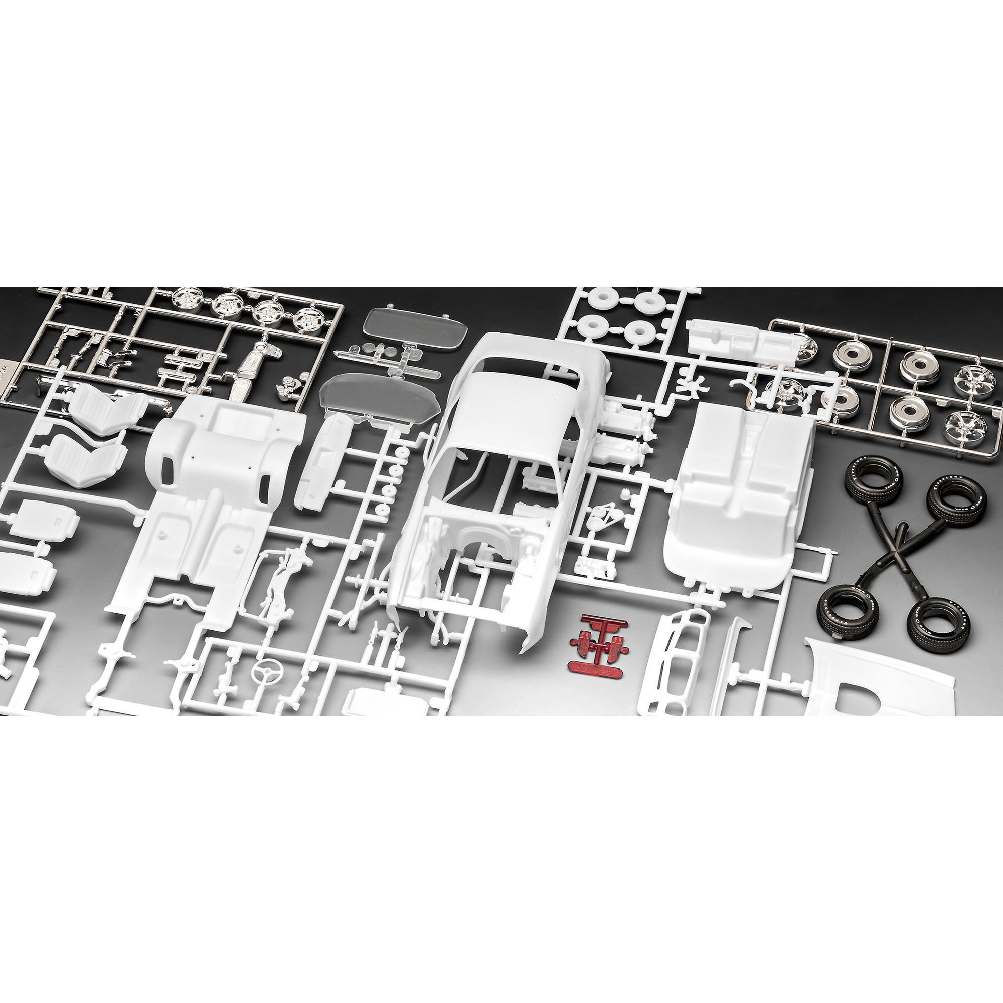 Elementy plastikowego modelu Pontiac Firebird przed montażem