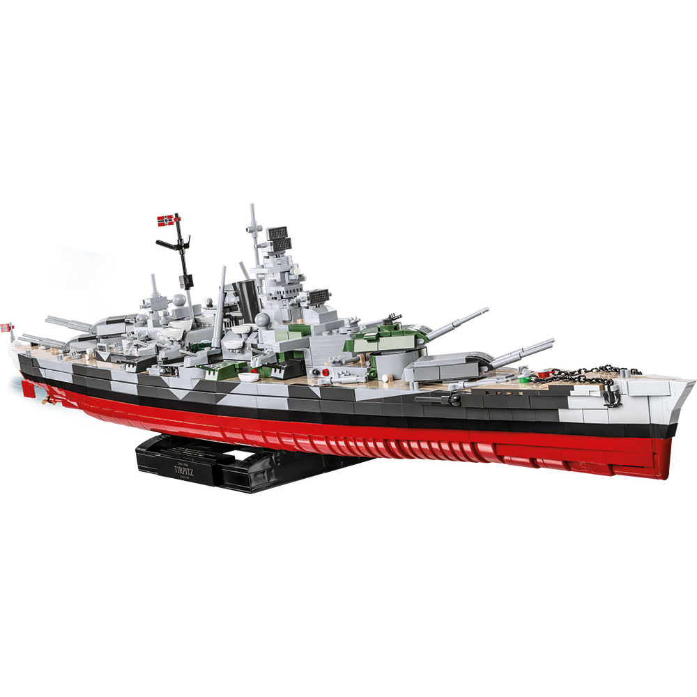 Zbudowany model pancernika Tirpitz na podstawce