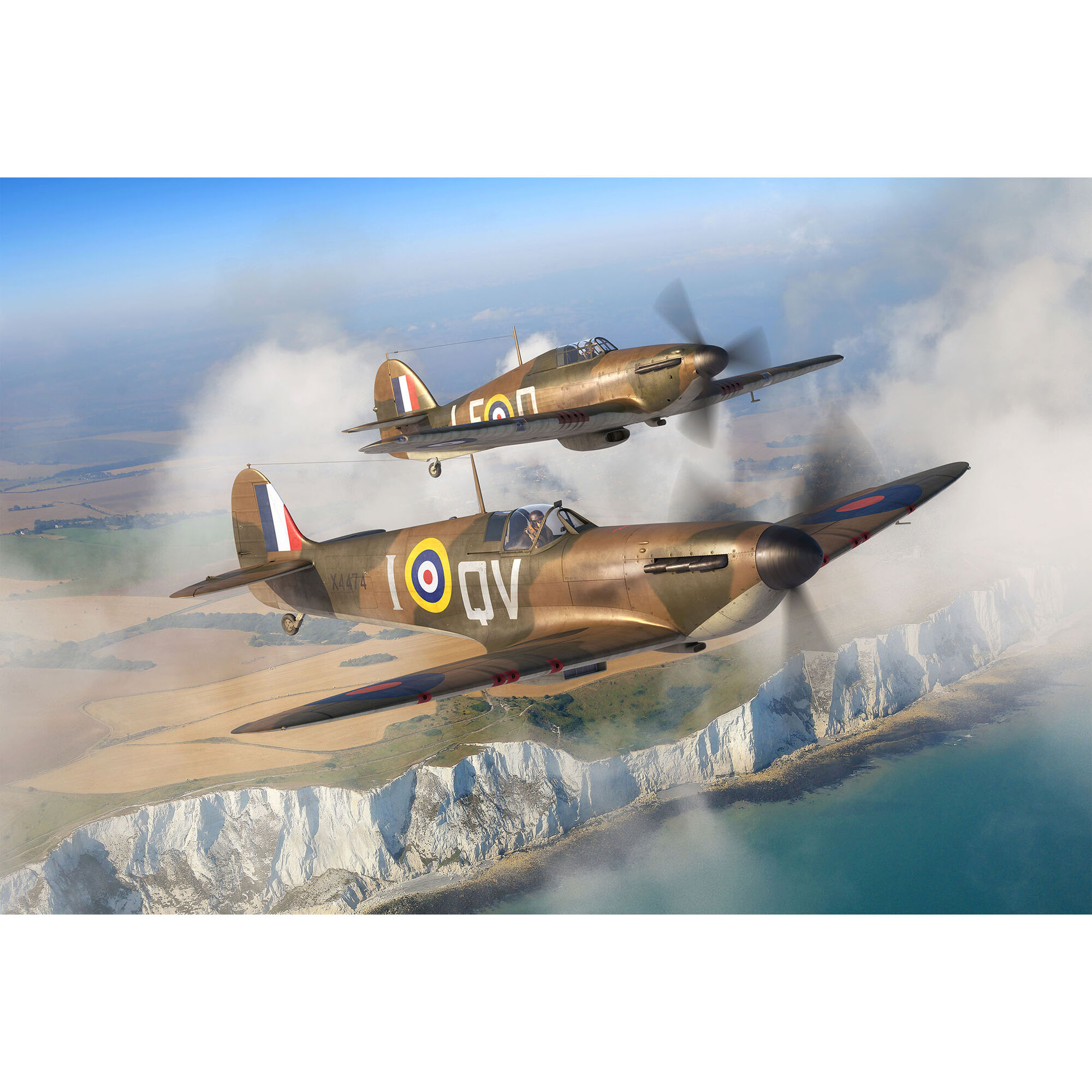 Spitfire i Hurricane w locie nad wybrzeżem