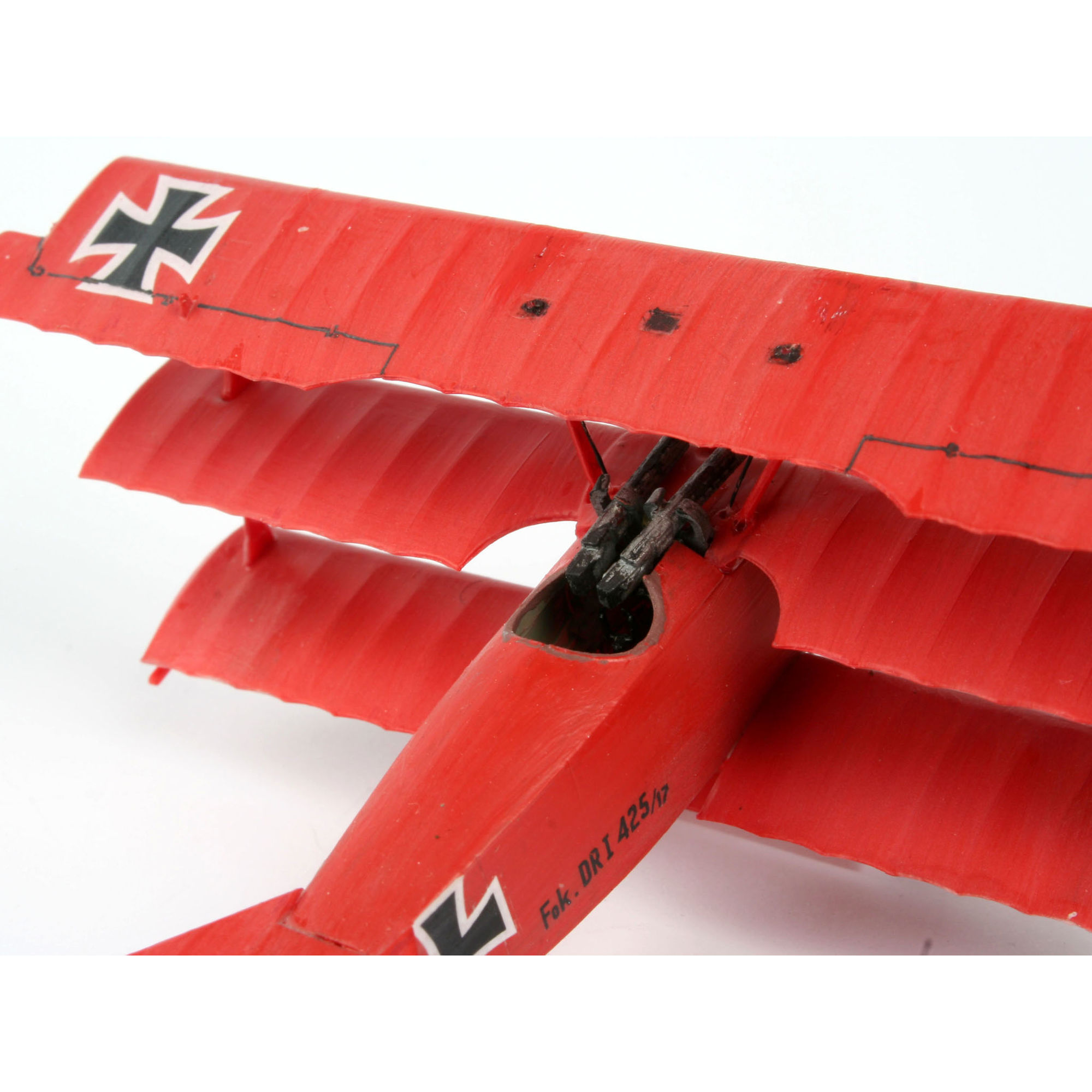 Zbliżenie kokpitu i płatów modelu Fokker Dr.1