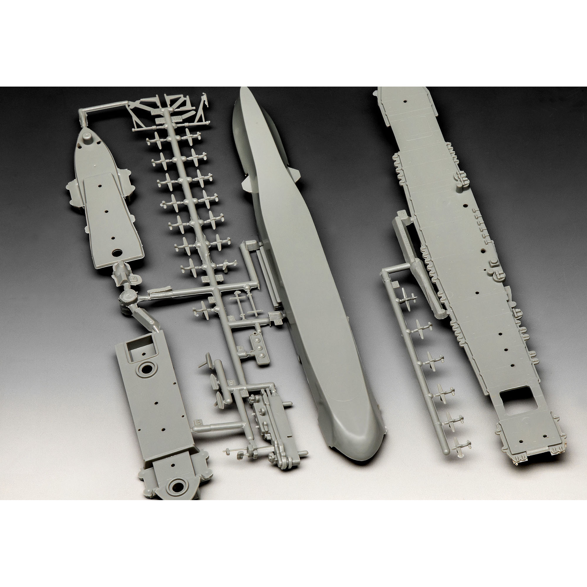Elementy plastikowego modelu USS Enterprise przed montażem