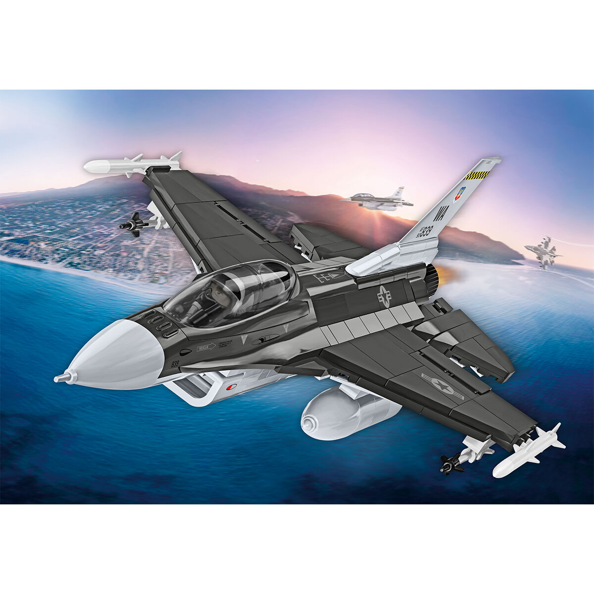 Zbudowany model F-16D Fighting Falcon w locie