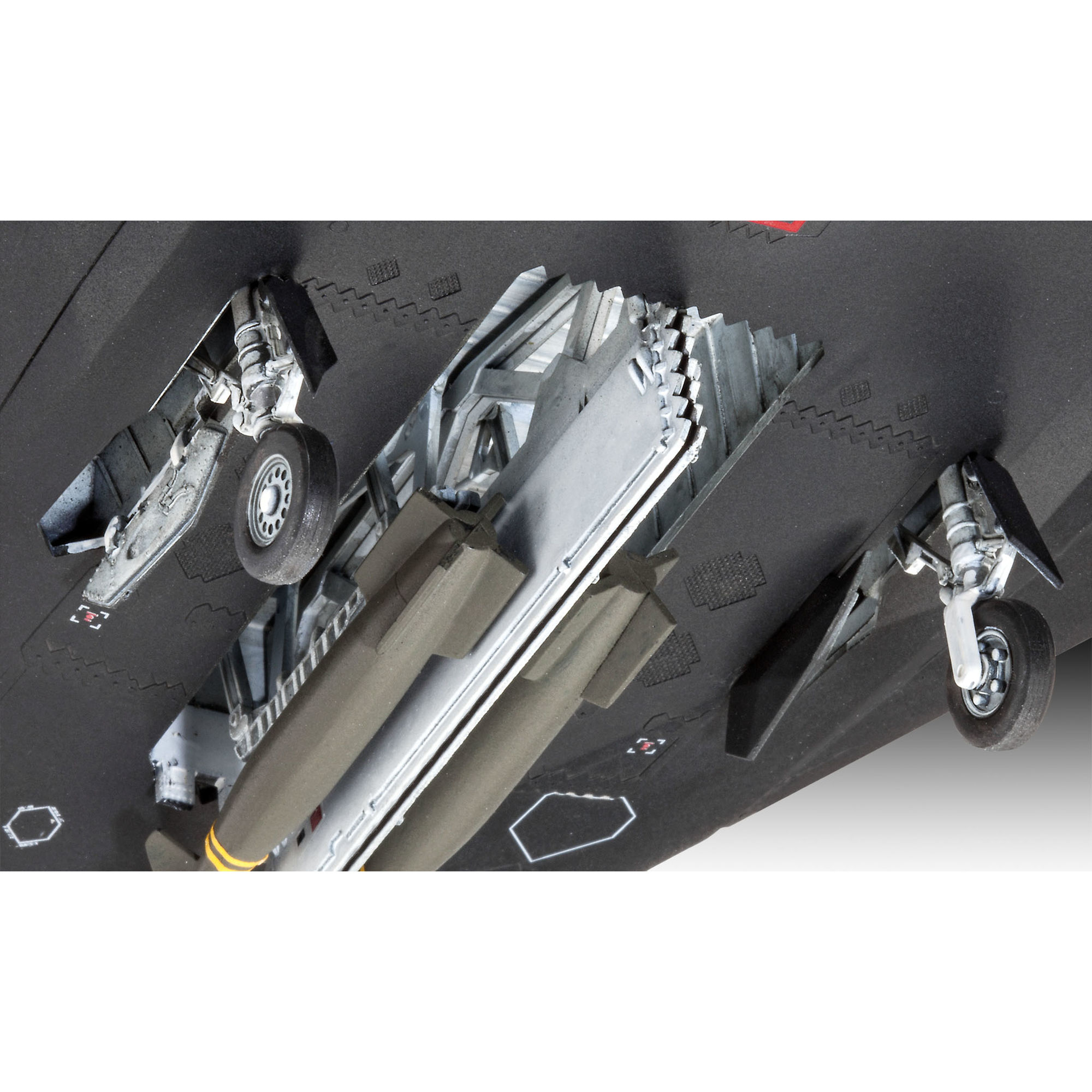Spód modelu F-117A z podwoziem i uzbrojeniem