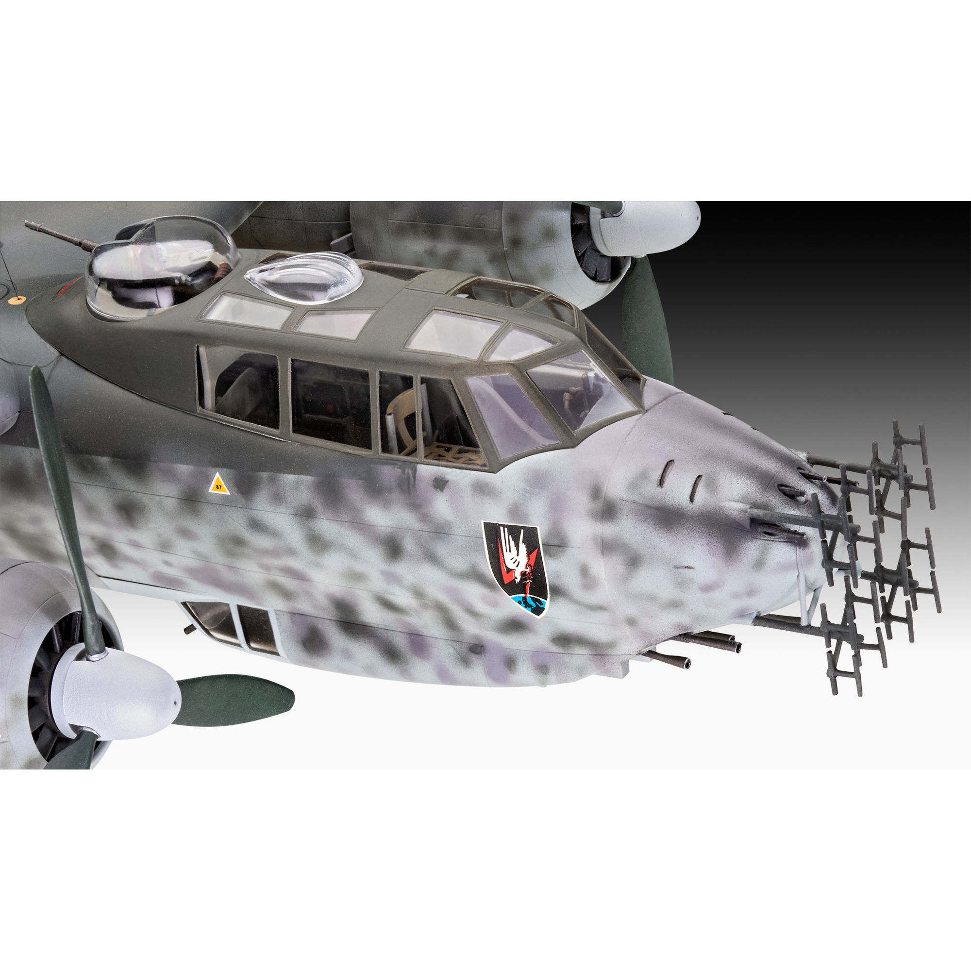 Zbliżenie kabiny i uzbrojenia modelu Do 217J-1/2