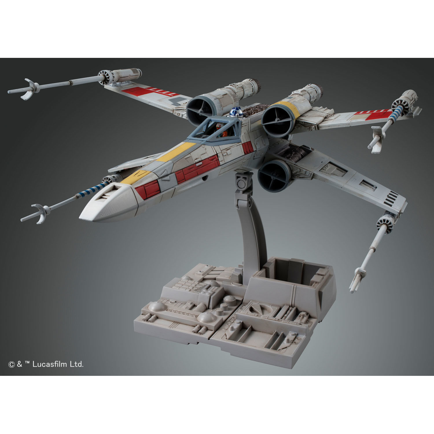 Model X-Wing na stojaku z fragmentem Gwiazdy Śmierci