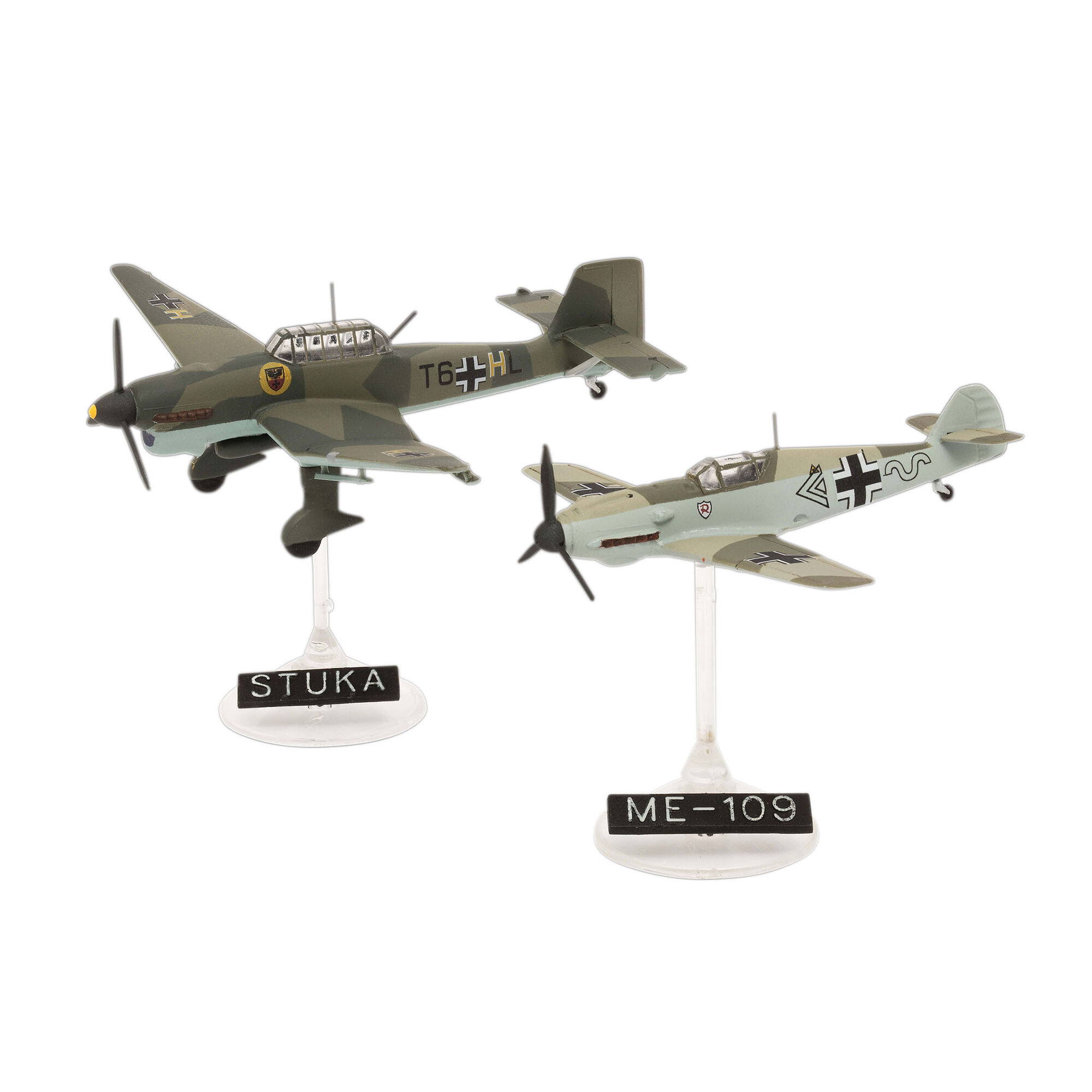Zmontowane modele Ju 87B Stuka i Messerschmitt Bf 109 na podstawkach