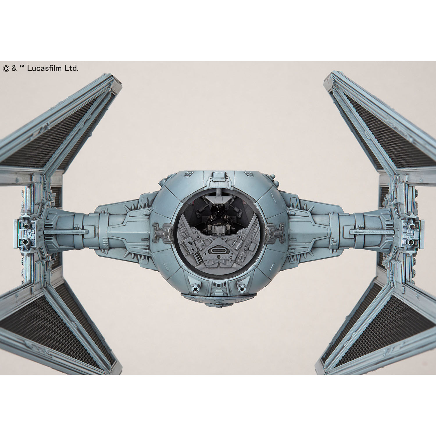 Zbliżenie kabiny i skrzydeł TIE Interceptora