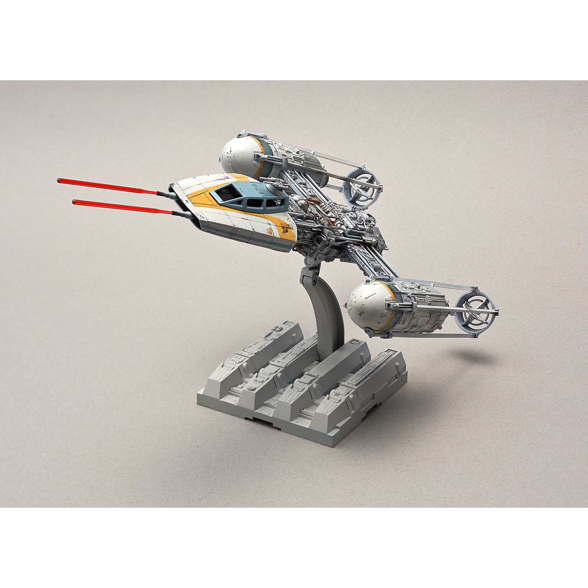 Model myśliwca Y-wing na stojaku z efektami promieni laserowych
