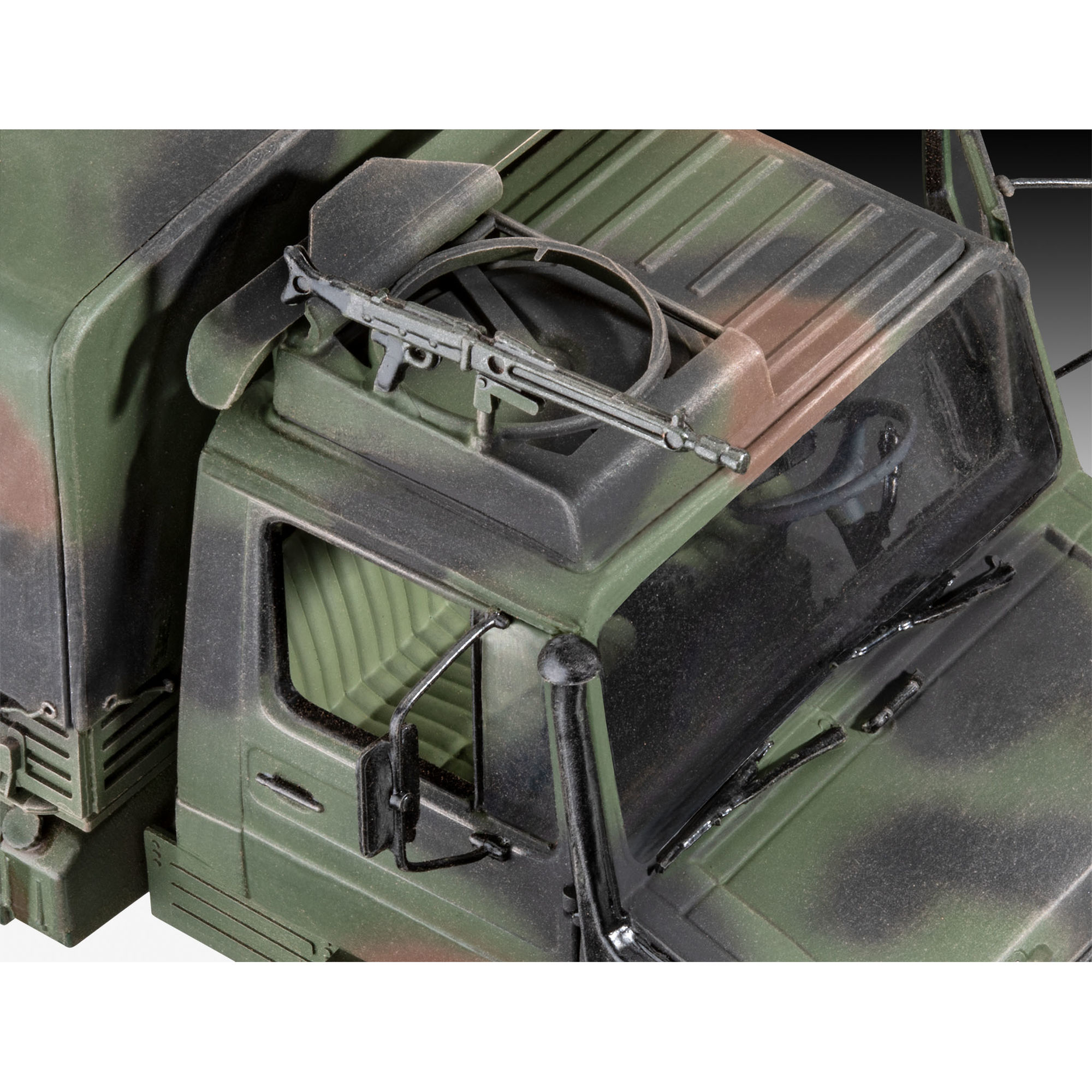 Zbliżenie kabiny modelu Unimog 2T Milgl z karabinem MG 3