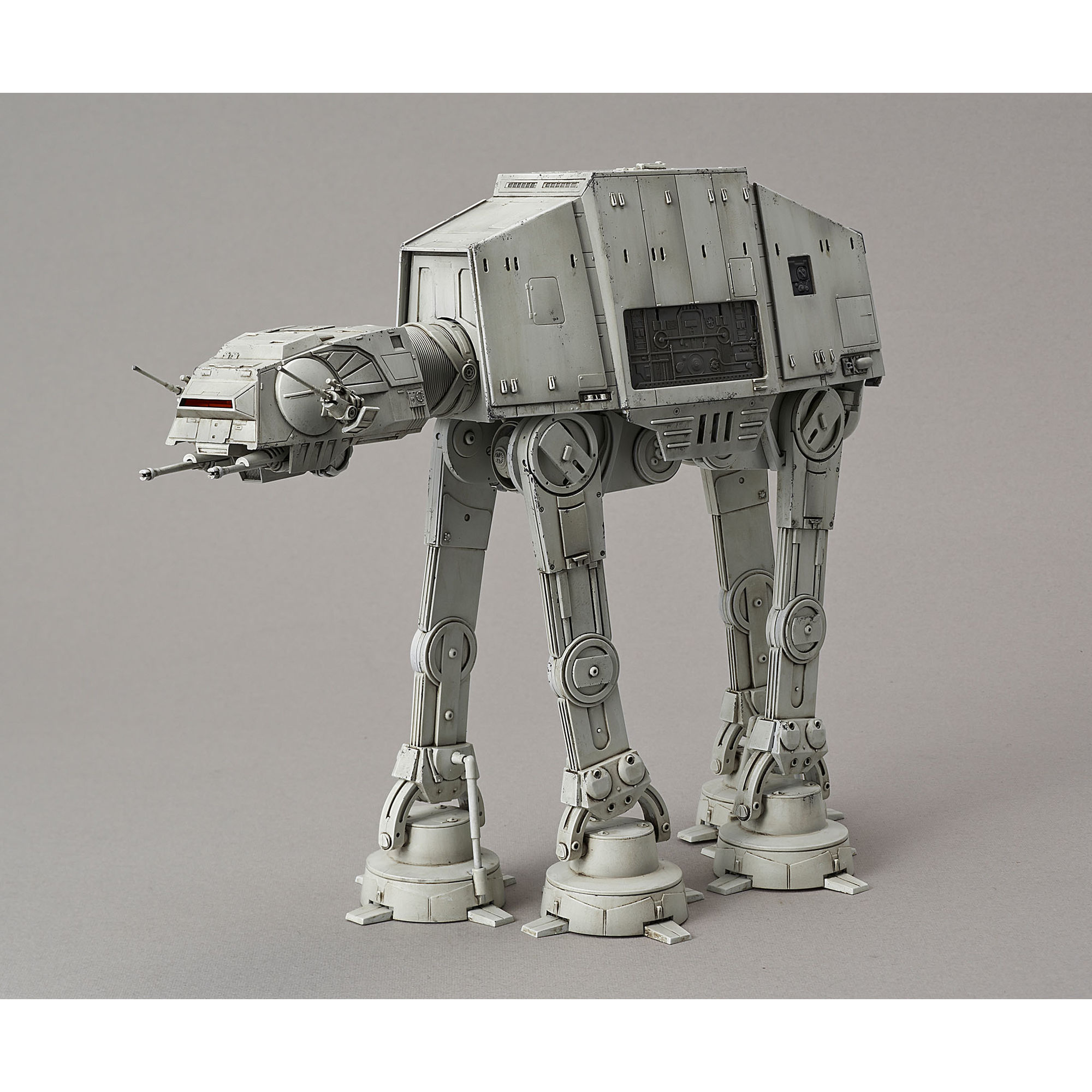 Złożony model AT-AT w skali 1/144
