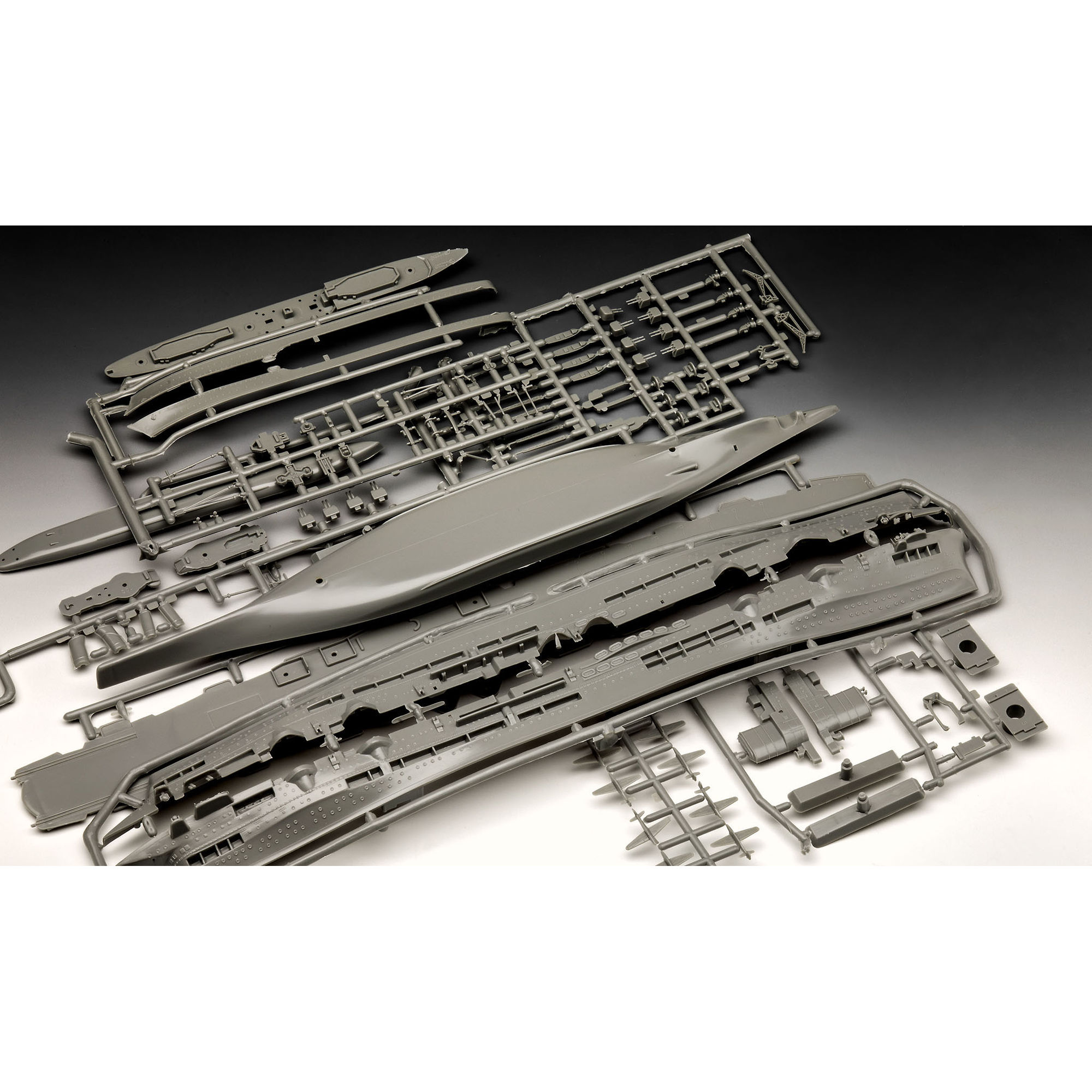 Elementy plastikowego modelu HMS Ark Royal i niszczyciela klasy Tribal