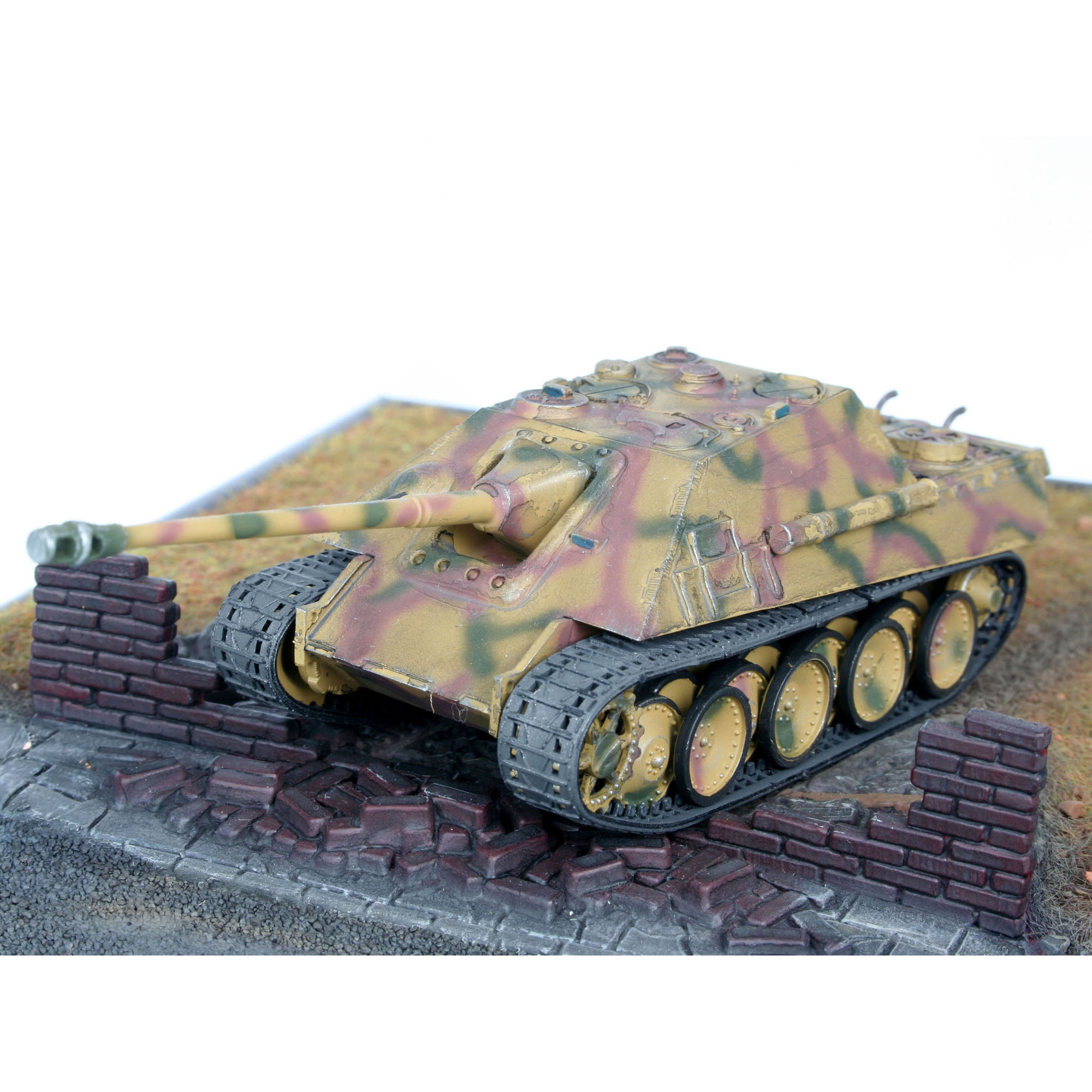 Zbliżenie sklejonego modelu Jagdpanthera na dioramie