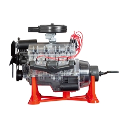 Widoczny silnik V8, skala 1:4